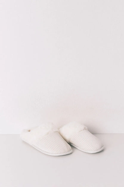 Women Secret_Ivory_White Lurex Fur Ribbed Slippers_4992574_96_03