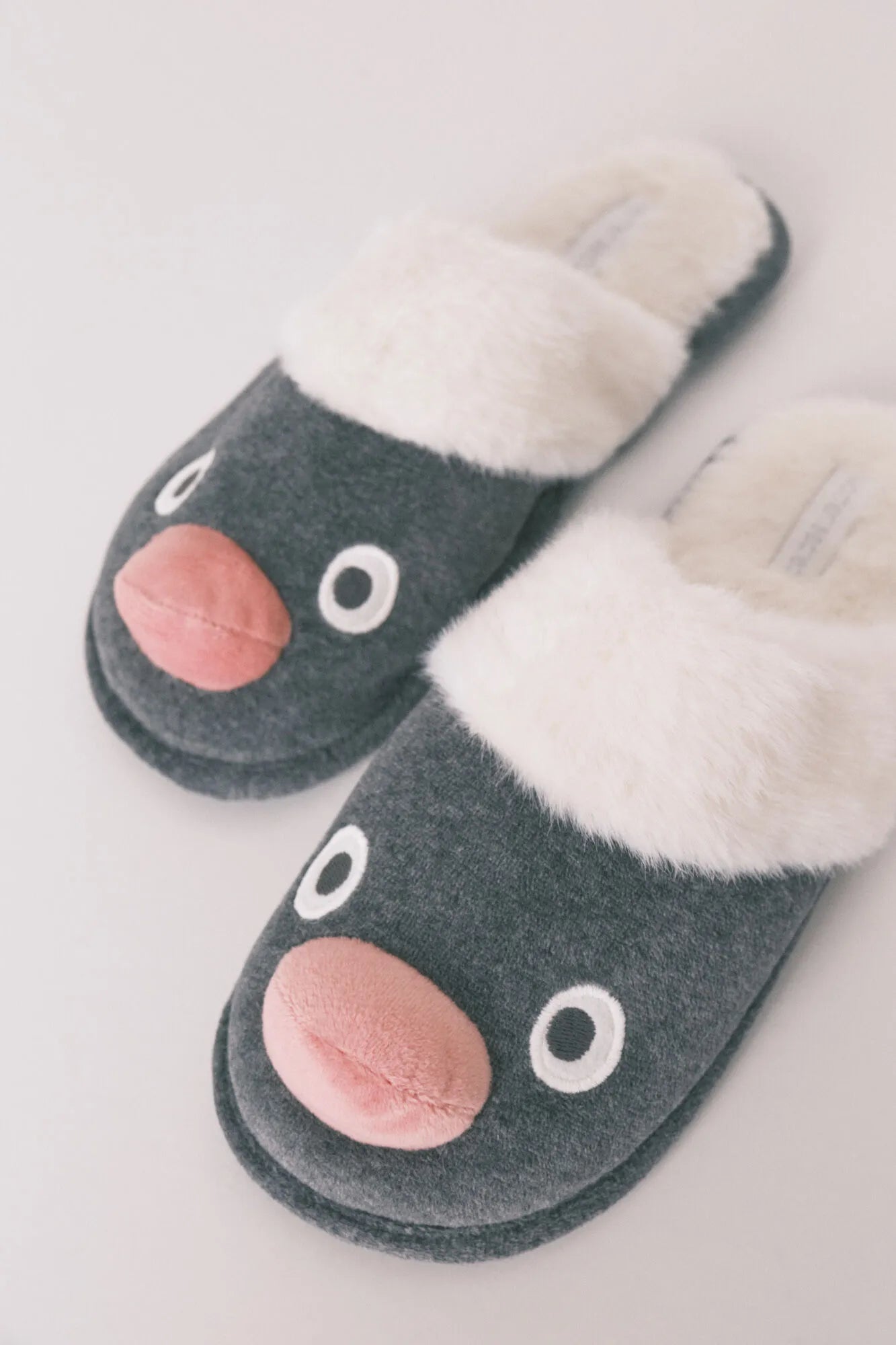 Women Secret_Medium Grey_Pingu 3D Grey Slippers_4992579_46_02