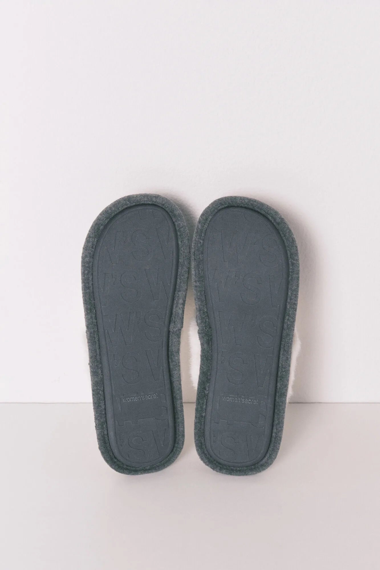 Women Secret_Medium Grey_Pingu 3D Grey Slippers_4992579_46_03