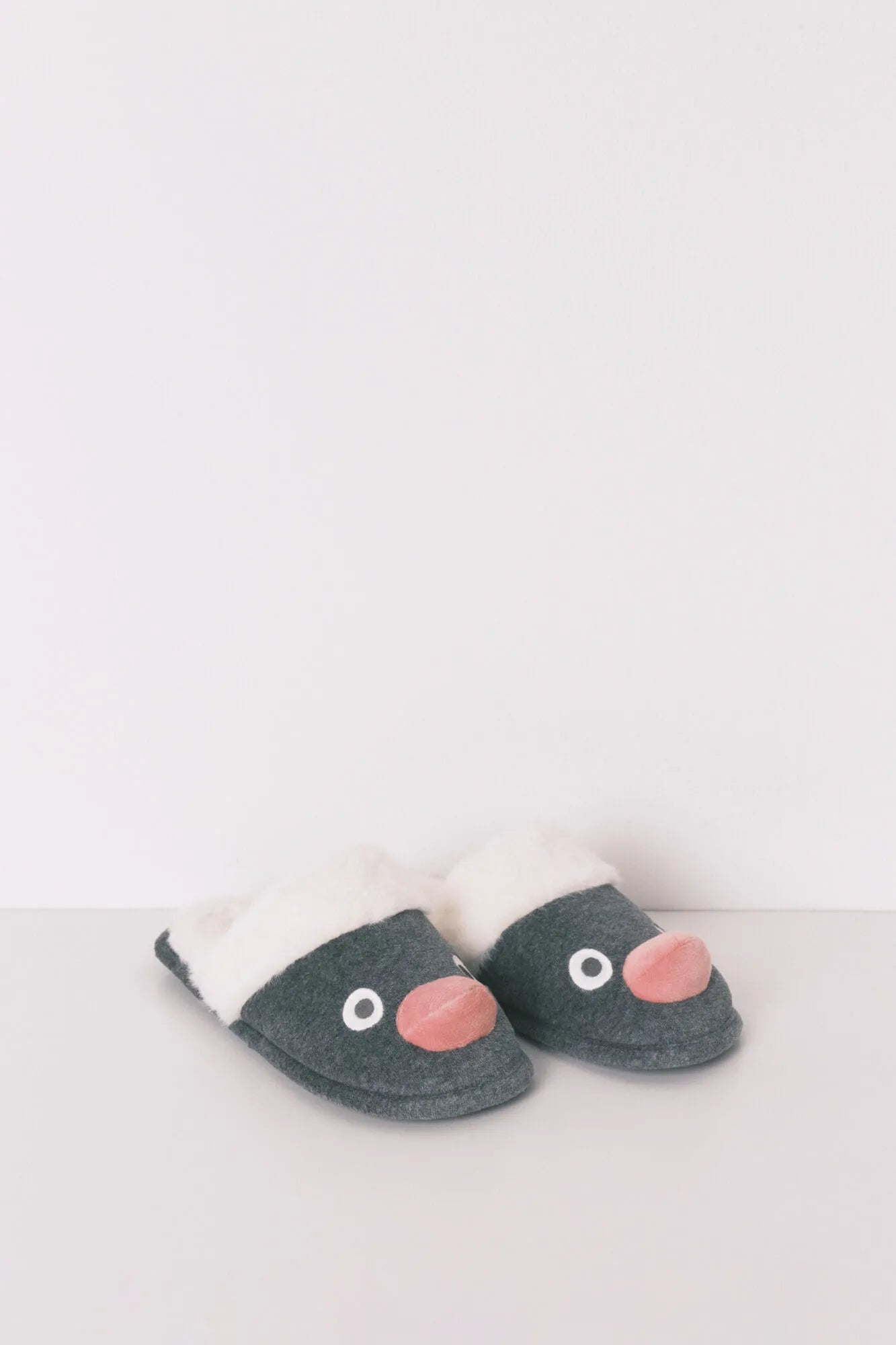 Women Secret_Medium Grey_Pingu 3D Grey Slippers_4992579_46_04