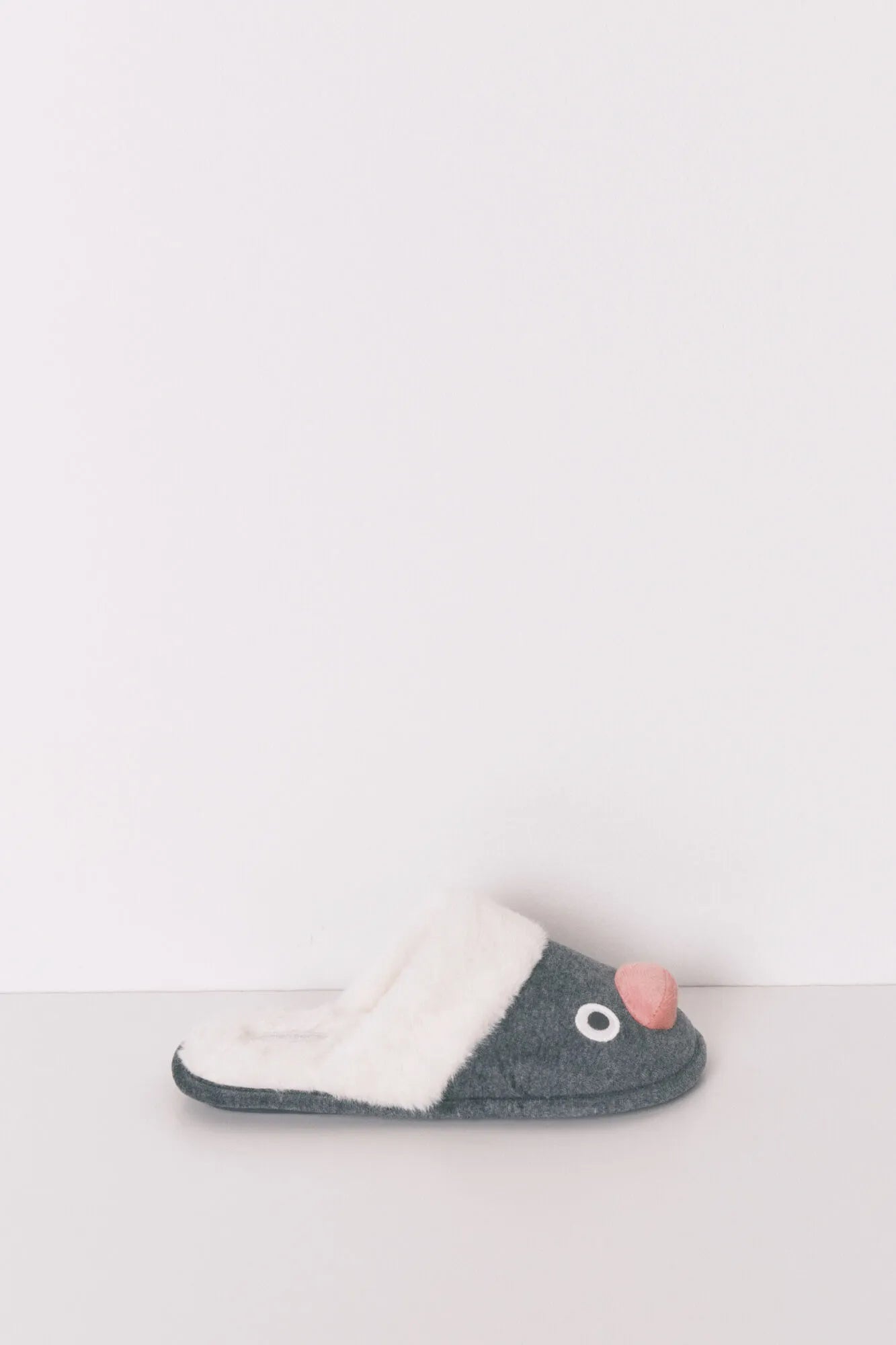 Women Secret_Medium Grey_Pingu 3D Grey Slippers_4992579_46_05