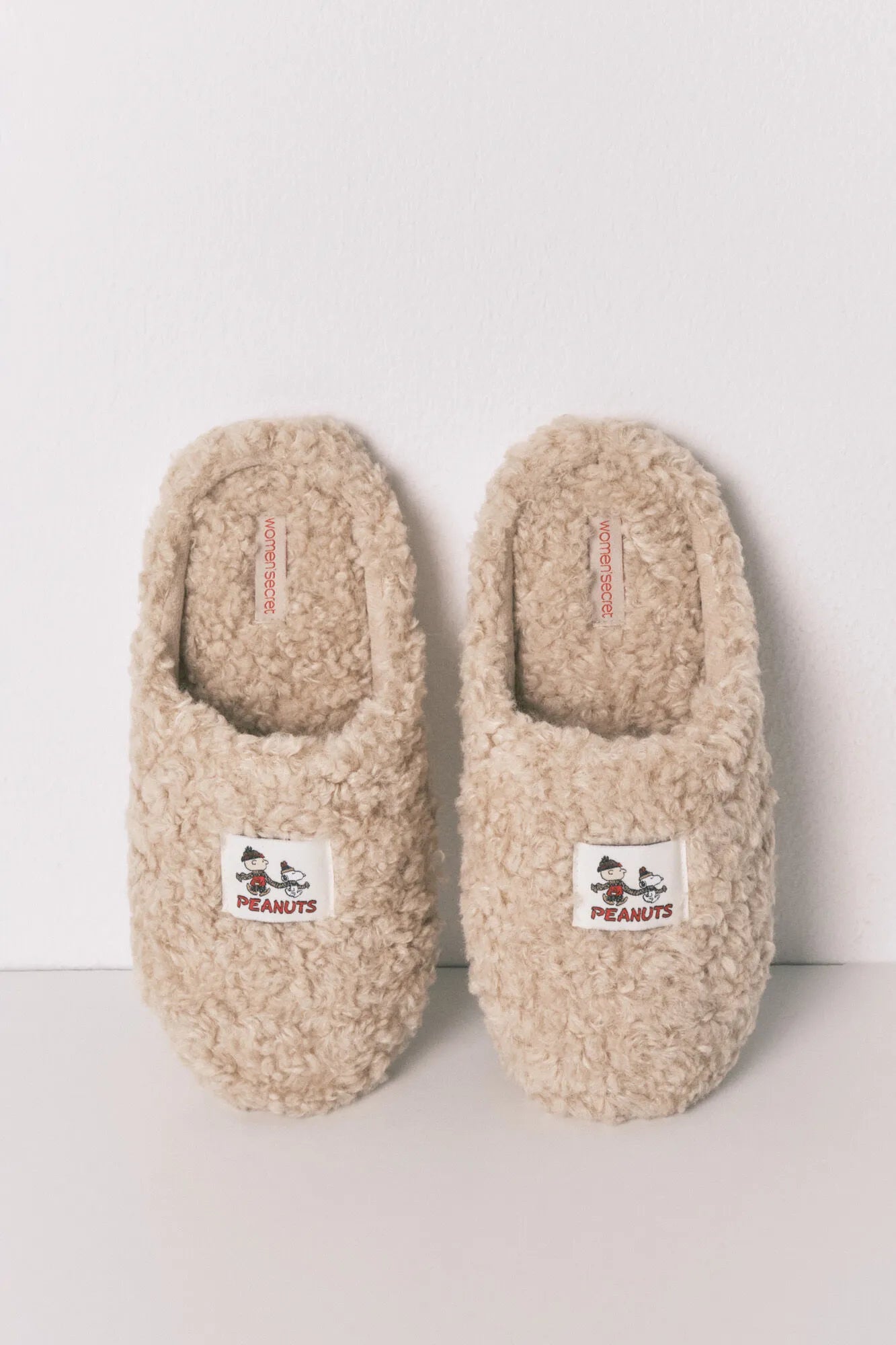 Women Secret_Ivory_Snoopy Faux Shearling Slippers and Eye Mask Gift Pack_4992597_96_03