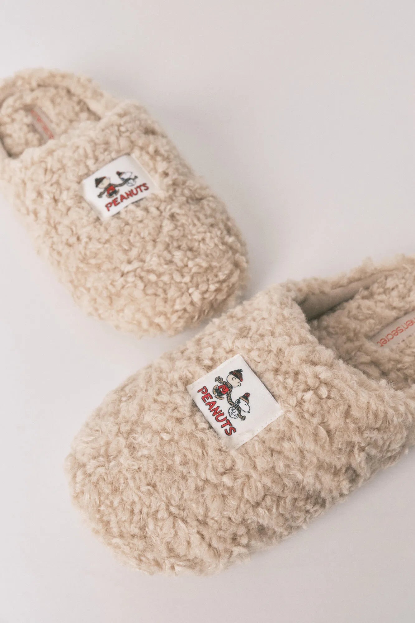 Women Secret_Ivory_Snoopy Faux Shearling Slippers and Eye Mask Gift Pack_4992597_96_05