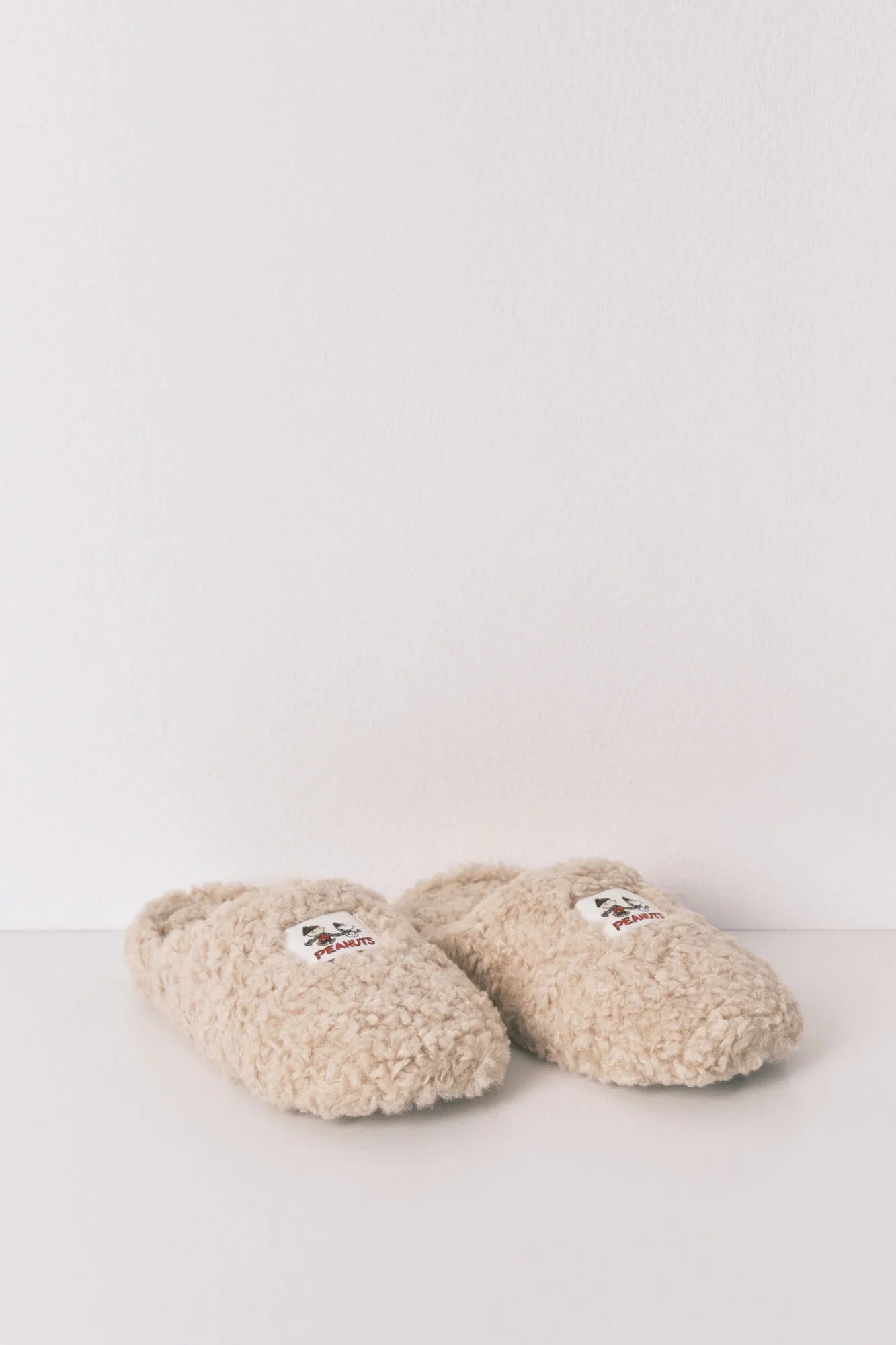 Women Secret_Ivory_Snoopy Faux Shearling Slippers and Eye Mask Gift Pack_4992597_96_08