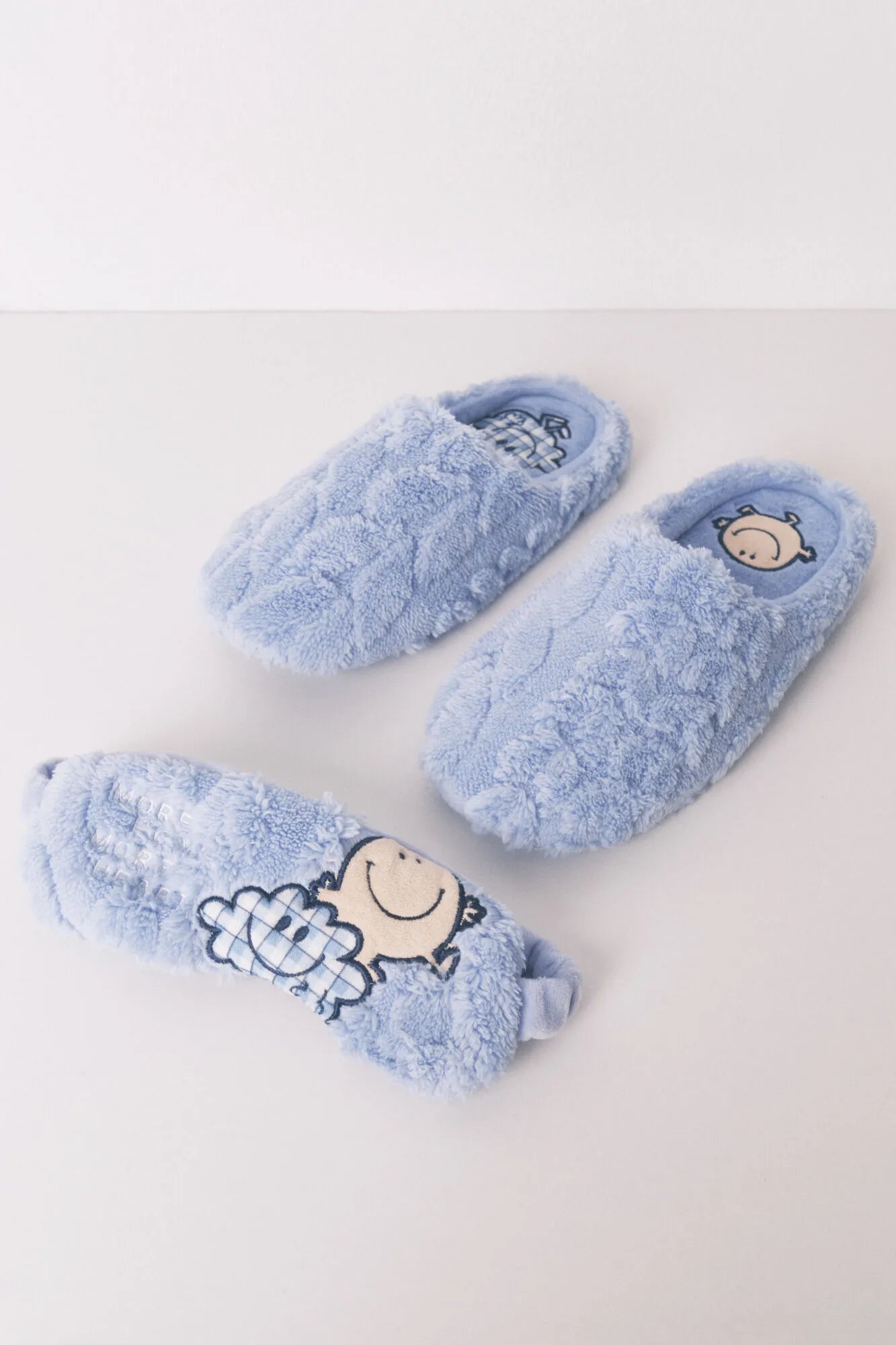 Women Secret_Medium Blue_Smileyworld¨ Slippers and Eye Mask Pack_4992598_14_01