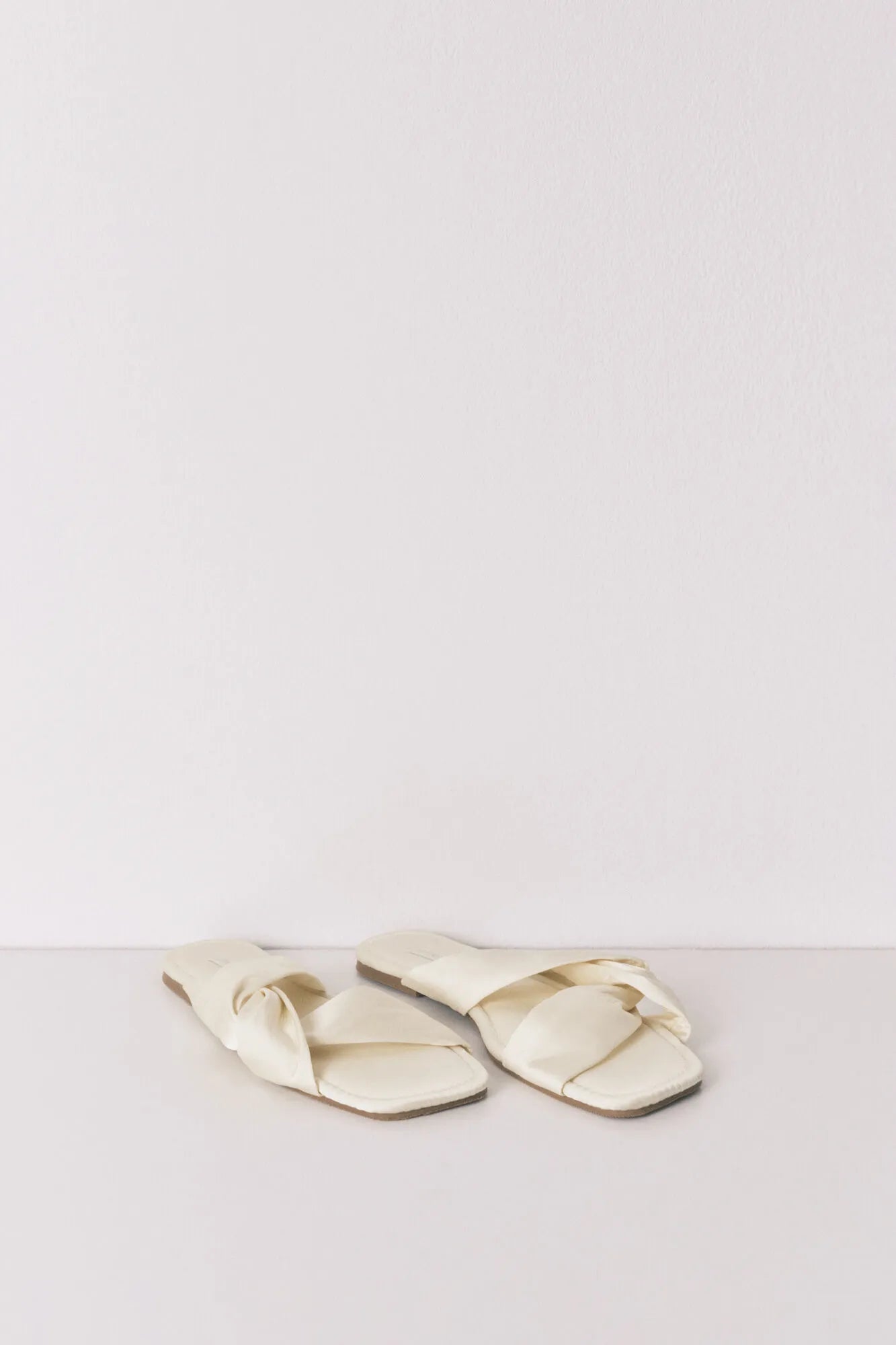 Women Secret_Yellow_Yellow Satin Knot Slippers_4993691_04_03