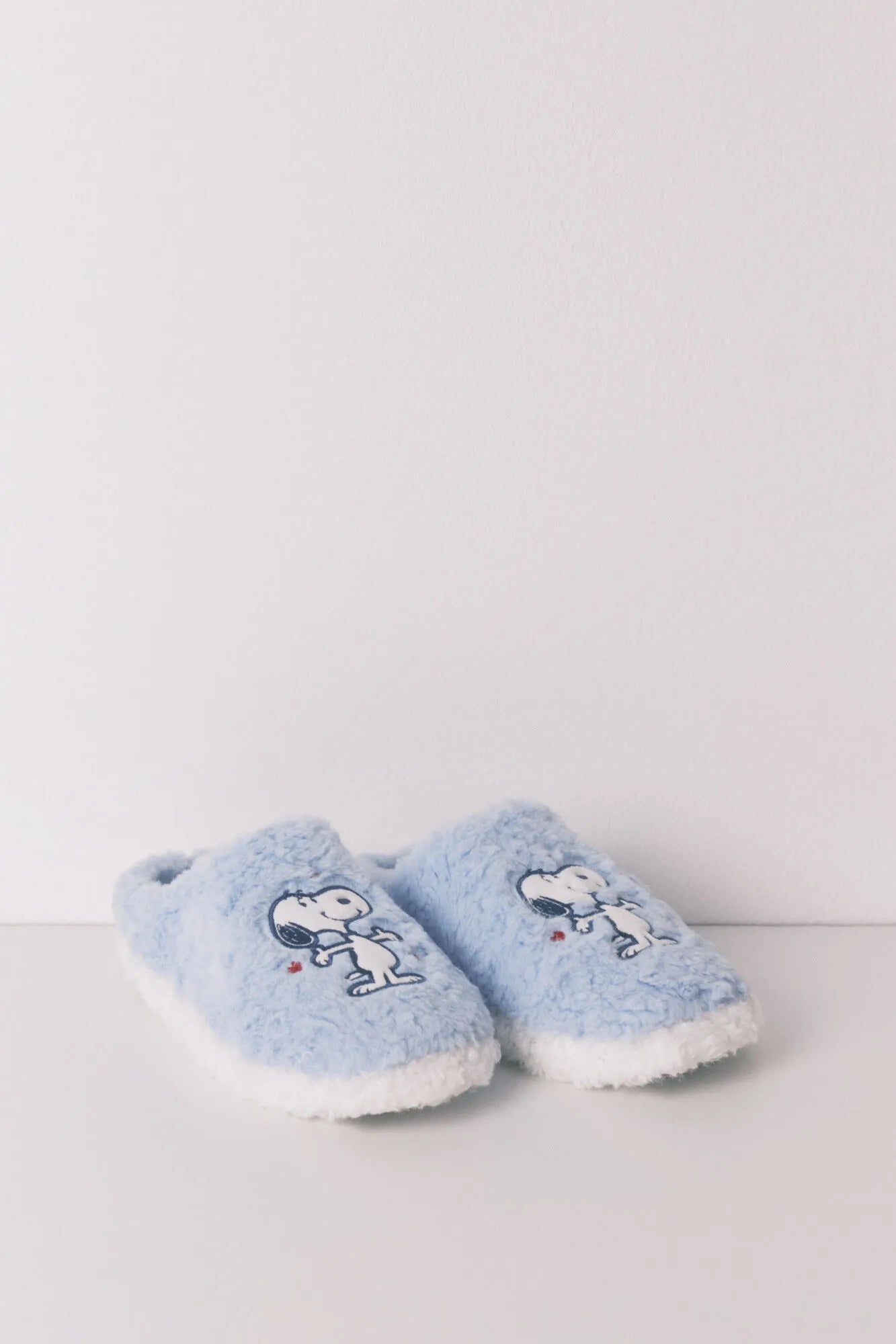 Women Secret_Medium Blue_Faux Shearling Closed Slippers Snoopy_4993699_14_02