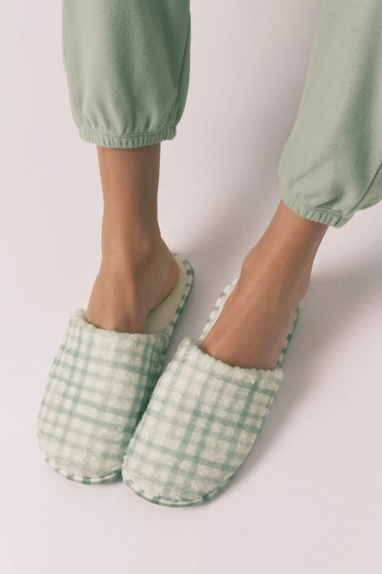 Women Secret_Green_Green Faux Shearling Plaid Slippers_4993700_28_01
