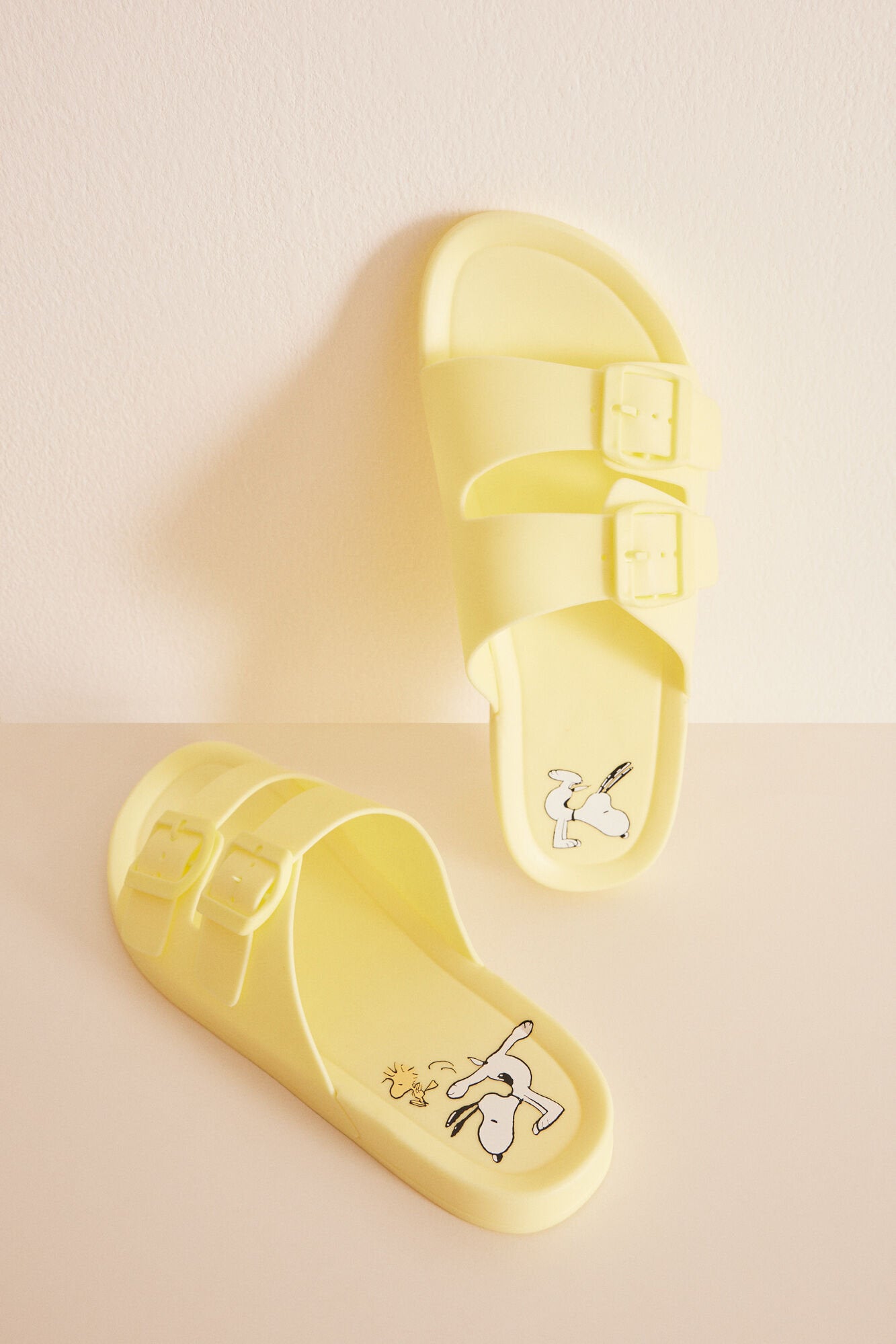 Snoopy Yellow Injected Sandals_03