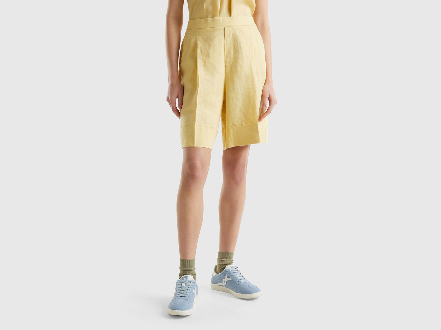 Linen Bermudas With Cuffs_4Aghd900D_3Z6_01