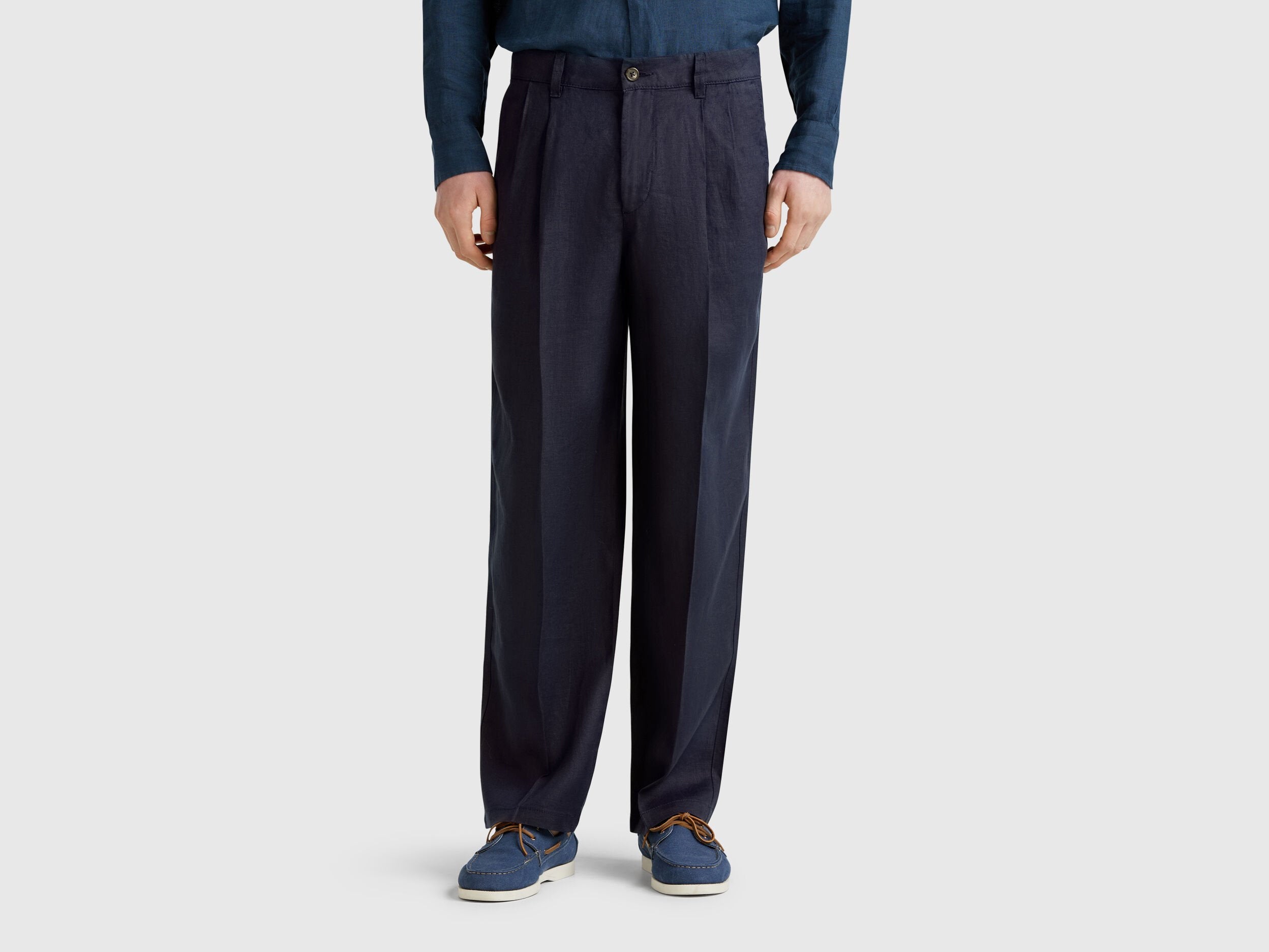 Benetton_Wide Chinos in Pure Linen_4AGHUF05A_016_02