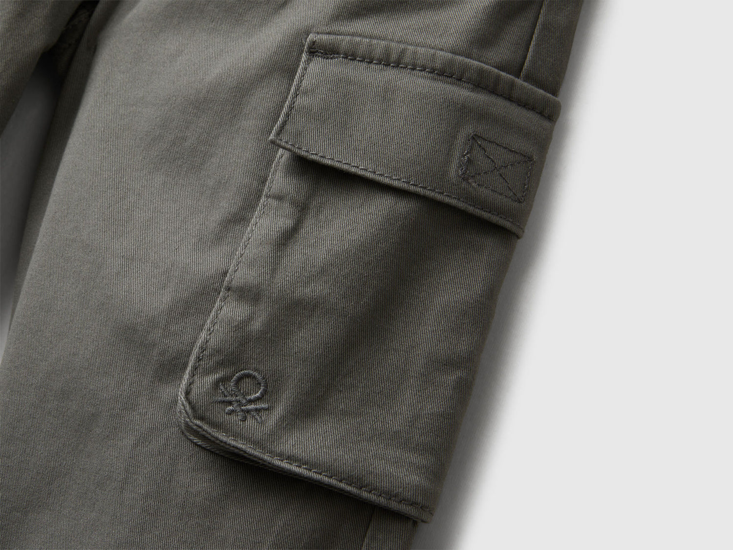 Benetton_Dark Gray_Cargo Trousers with Drawstring_4HM6GF01Z_00W_03