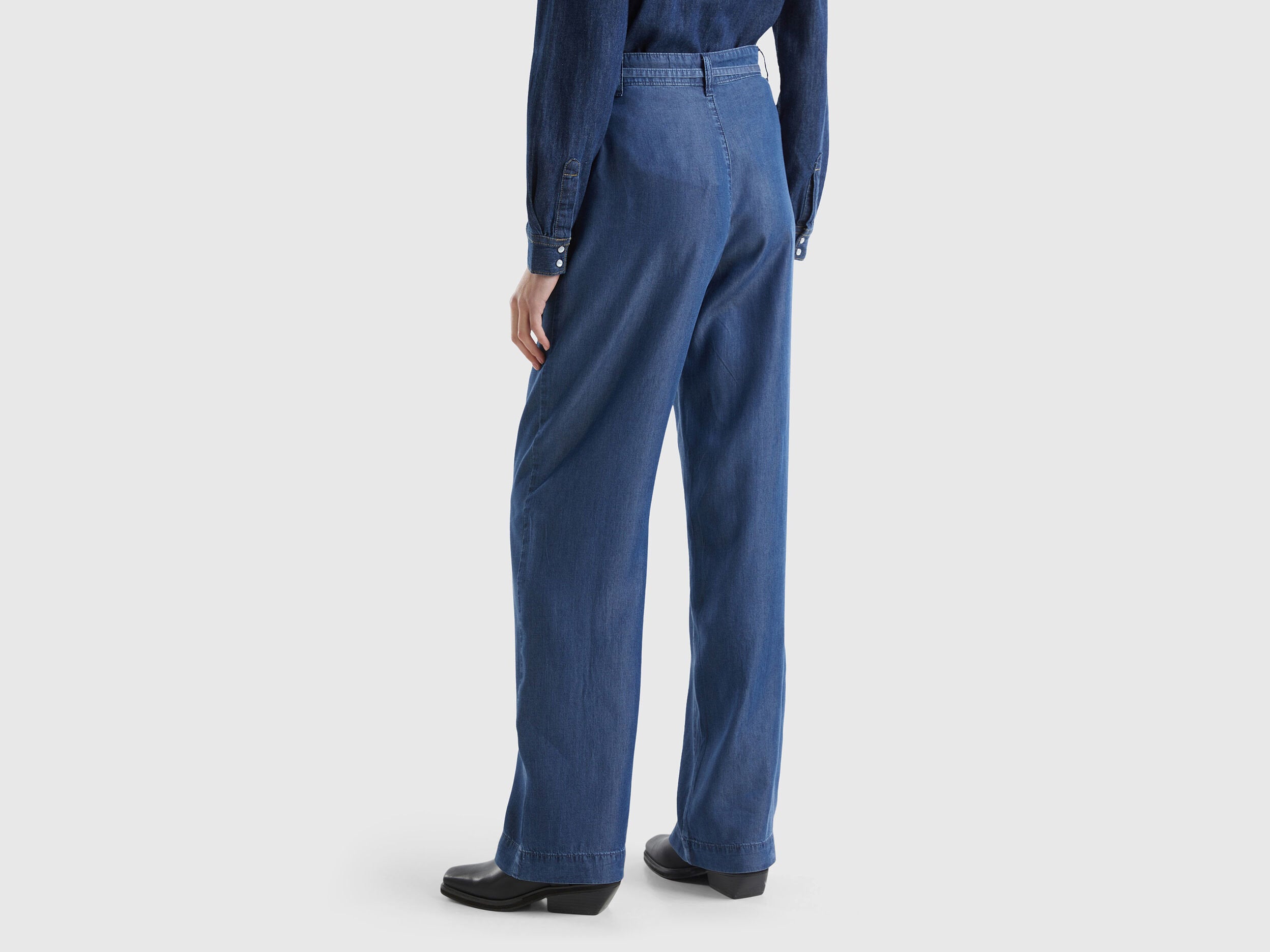 Wide Trousers In Sustainable Viscose_4Khndf065_901_02