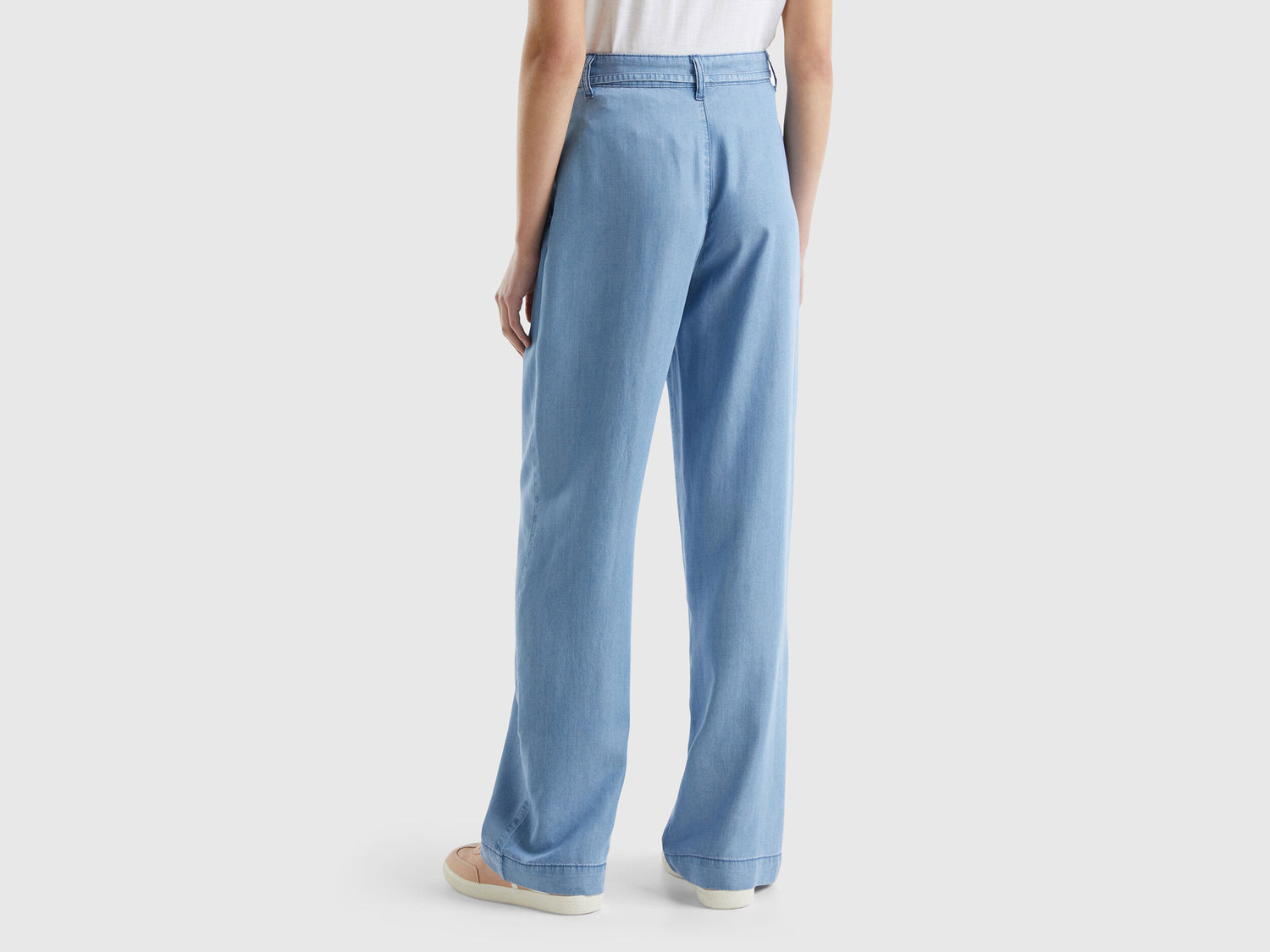 Wide Trousers In Sustainable Viscose_4Khndf065_902_02