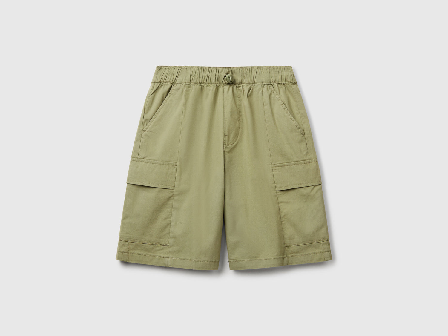 Benetton_Parachute Bermudas in Stretch Cotton_4L2VC9046_26K_01