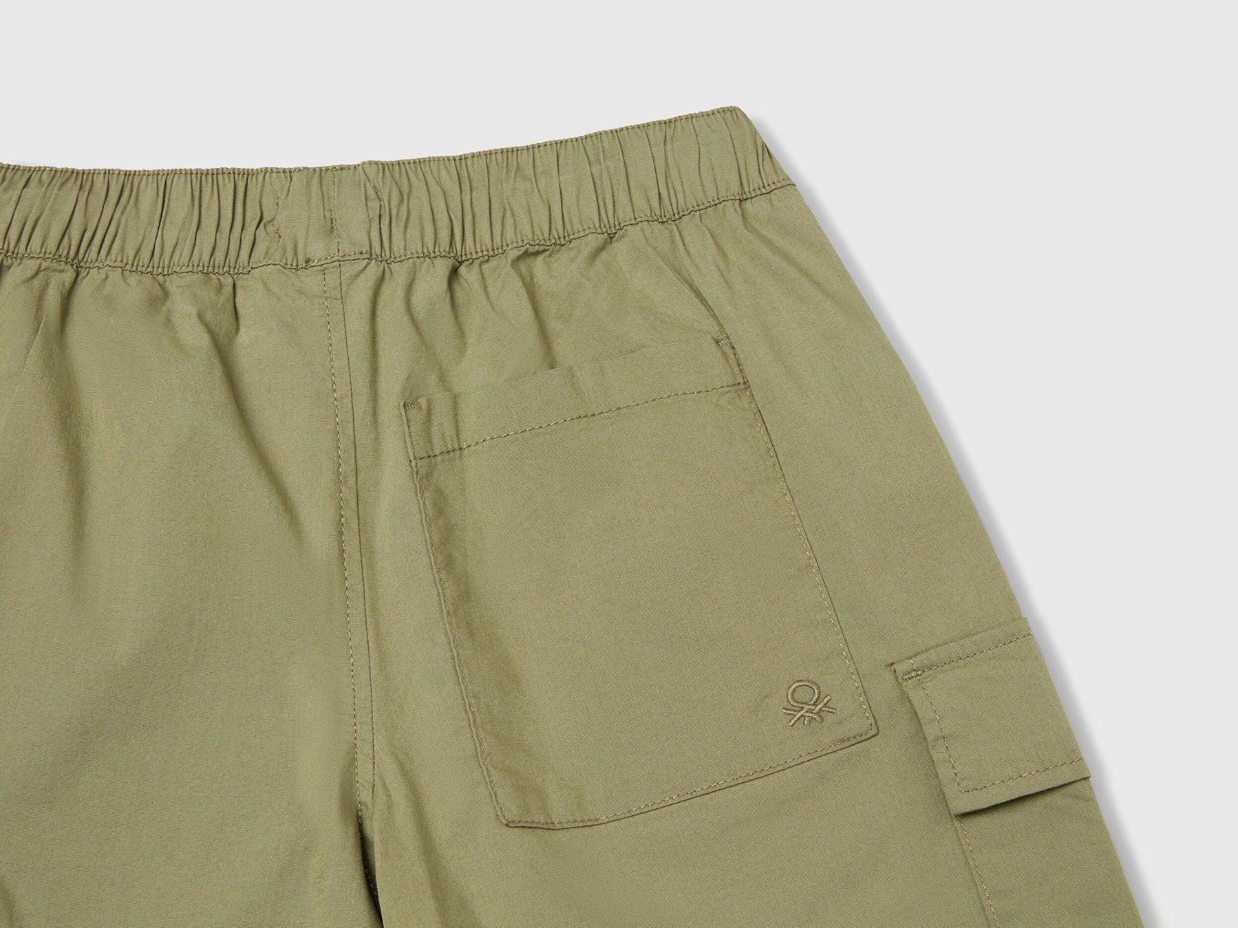 Benetton_Parachute Bermudas in Stretch Cotton_4L2VC9046_26K_03