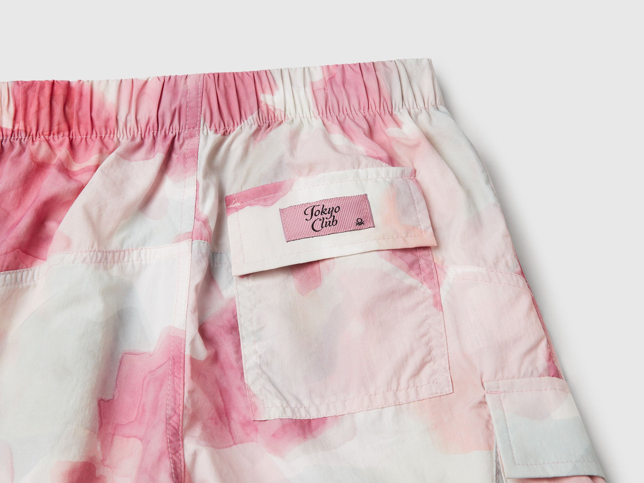 Benetton_Parachute Trousers with Pattern Print_4Q2RCF04K_63N_03