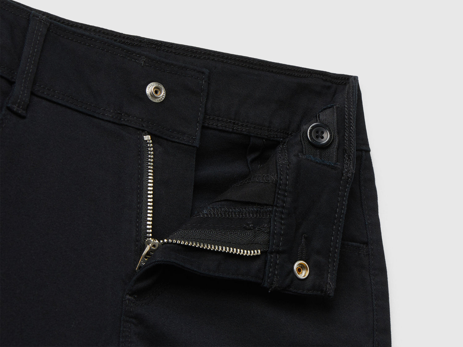 Benetton_Black_Wide Trousers in Stretch Cotton_4RHPCE04A_100_03