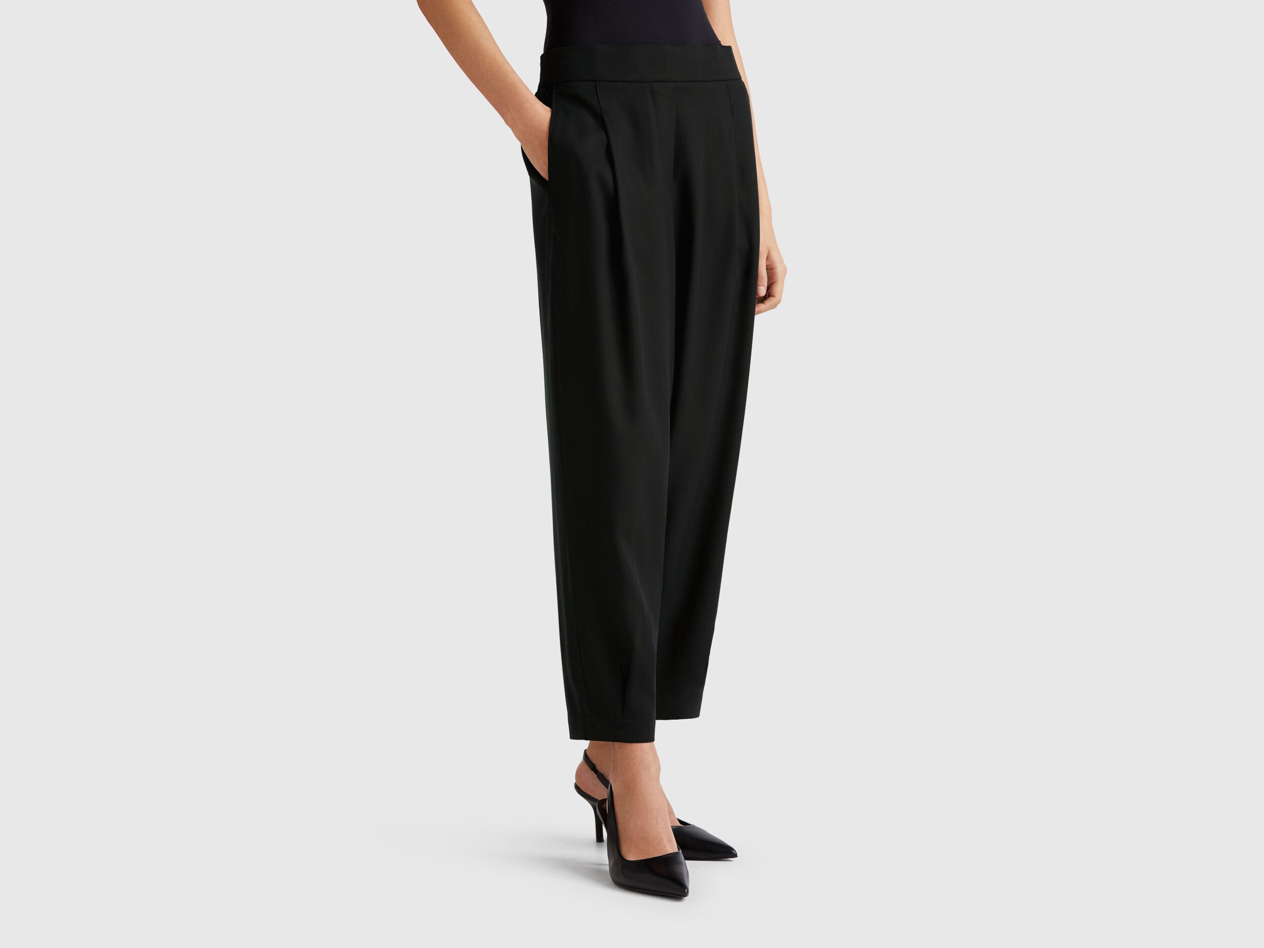 Benetton_Flowy Trousers with Pleats_4T91DF08L_100_02
