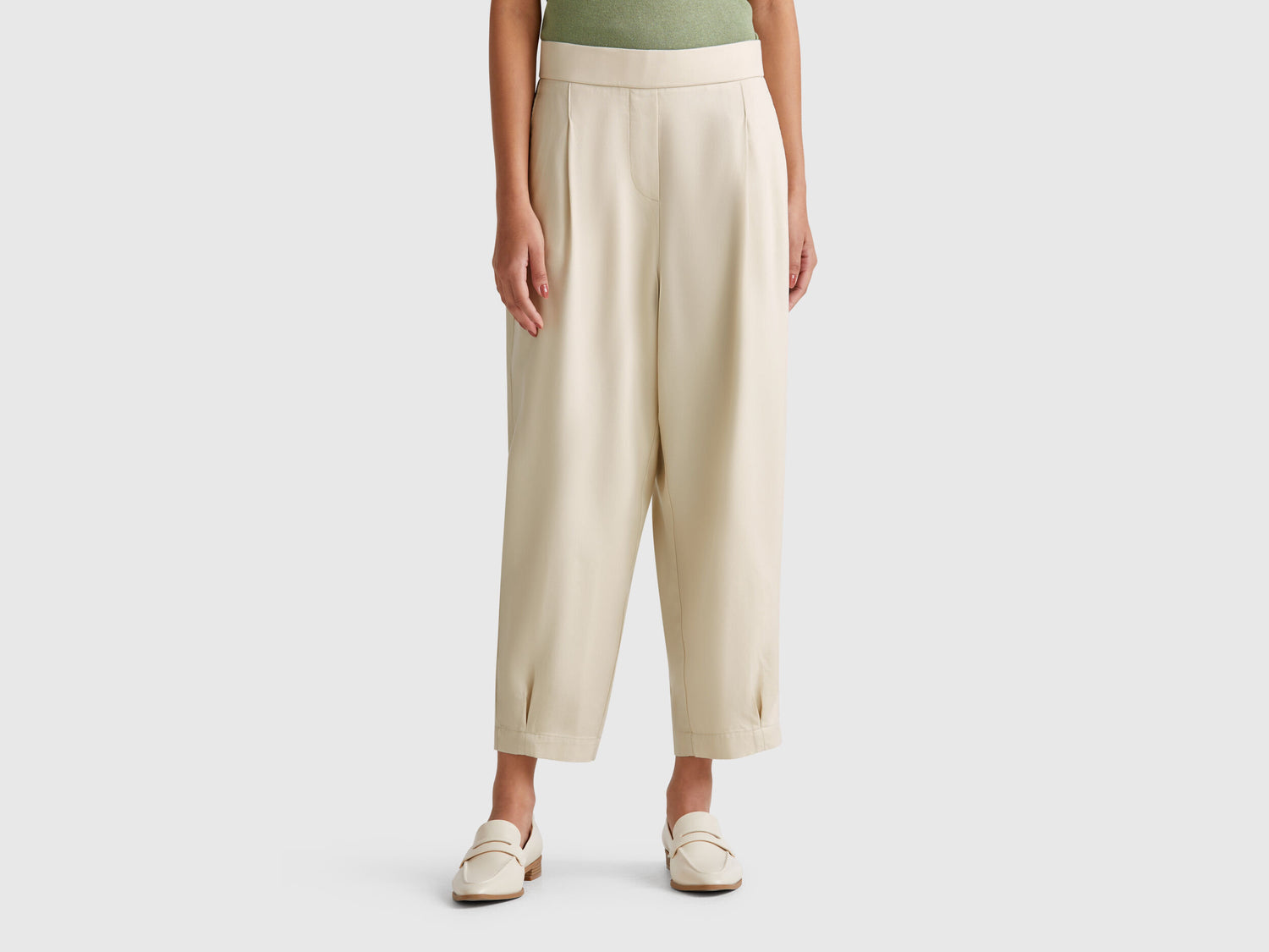 Benetton_Flowy Trousers with Pleats_4T91DF08L_152_02