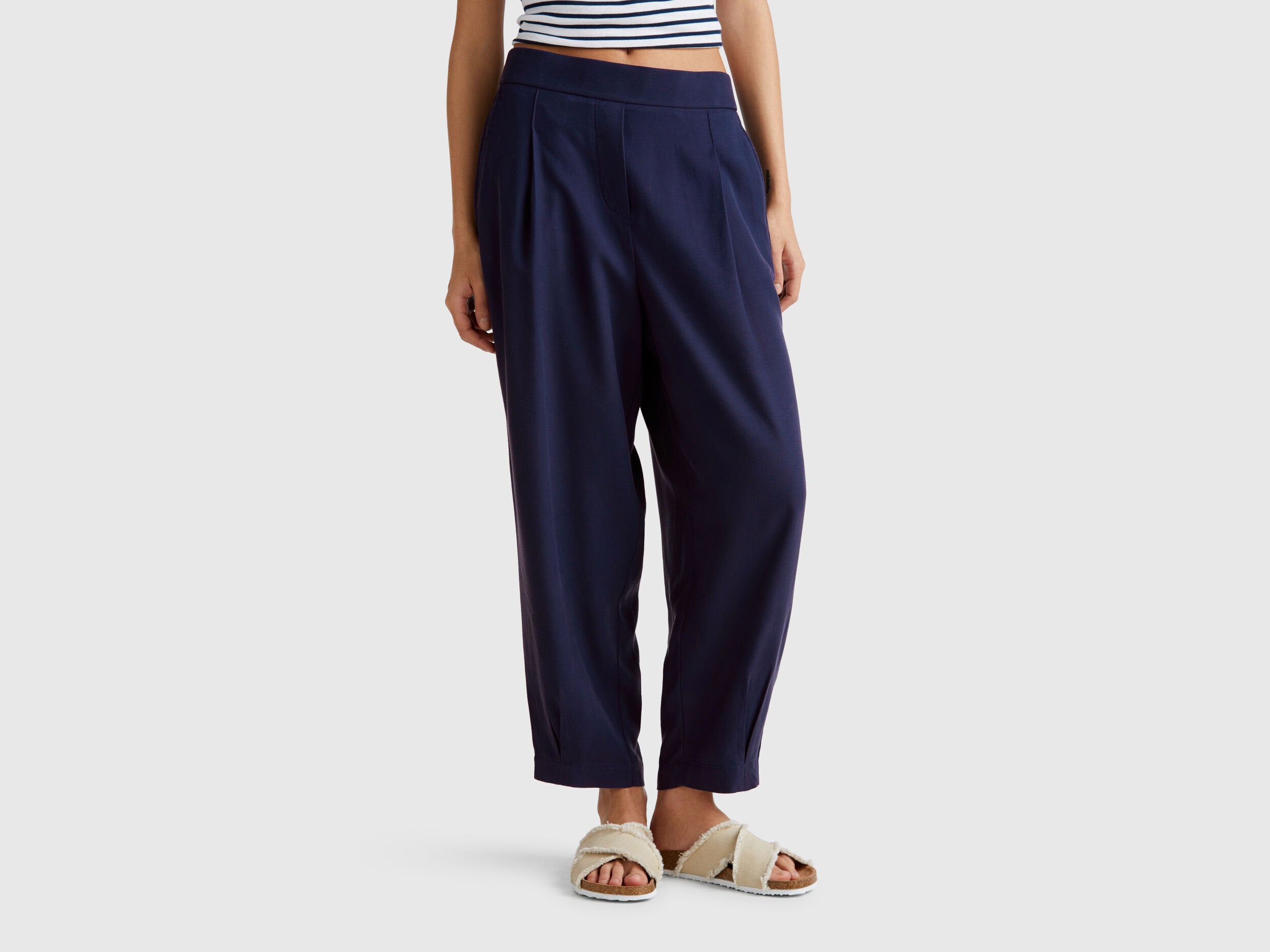 Benetton_Flowy Trousers with Pleats_4T91DF08L_252_02