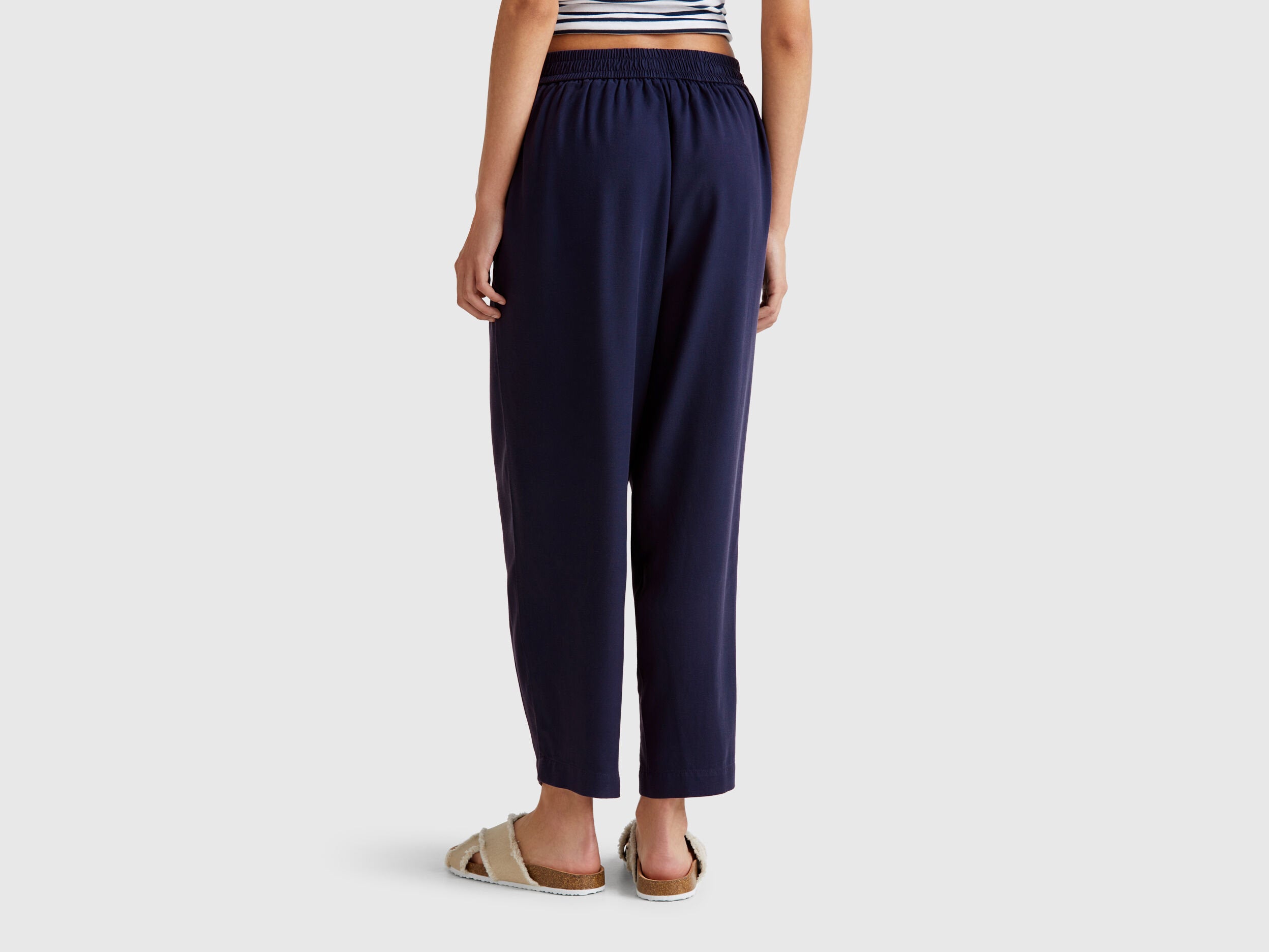 Benetton_Flowy Trousers with Pleats_4T91DF08L_252_03