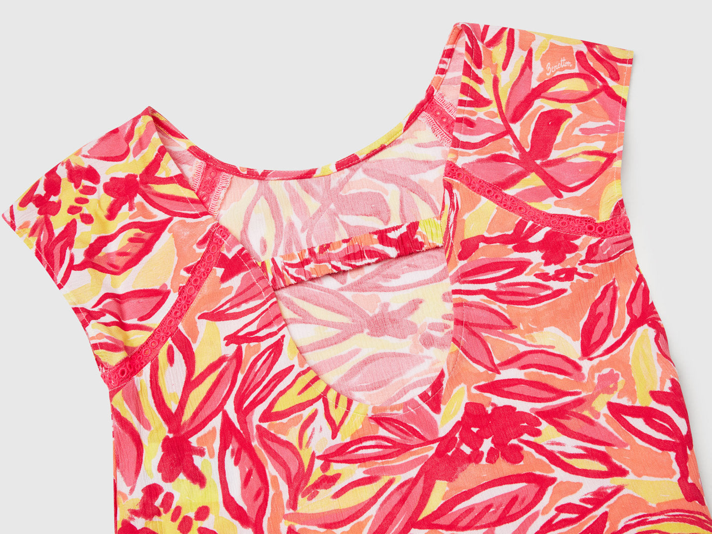 Benetton_Dress with Tropical Print_4UIACV03G_73K_03