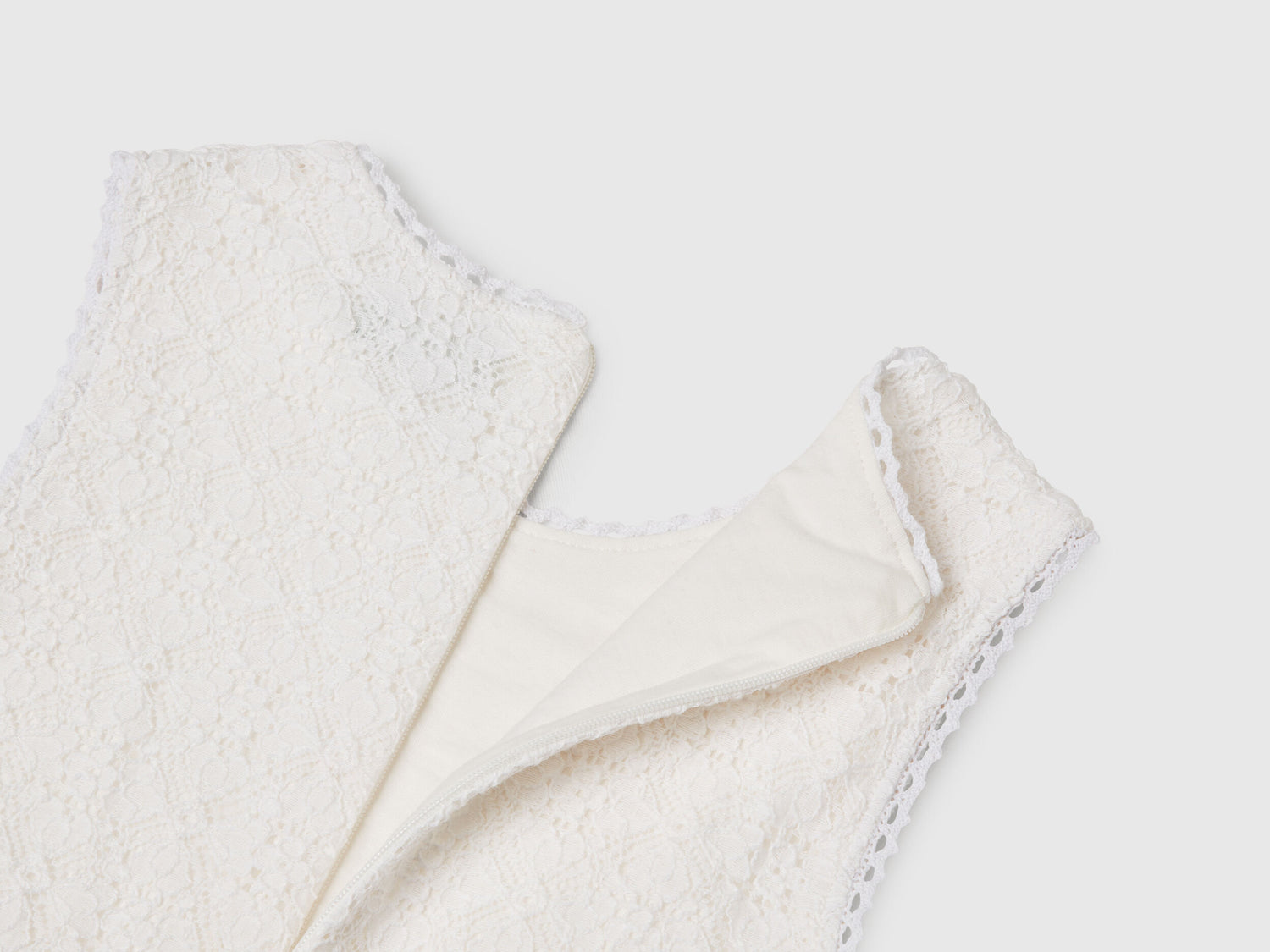 Benetton_Lace Dress with Flounce_4WYWCV039_901_03