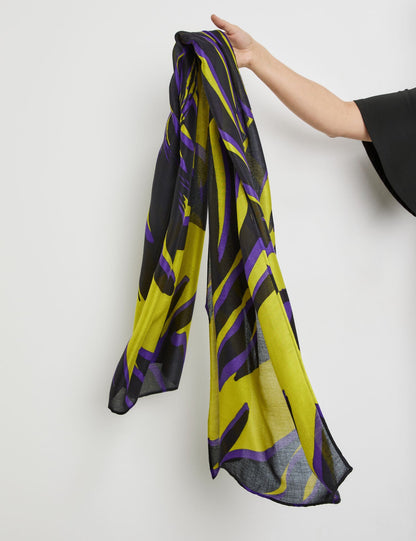 Scarf With An Abstract Print_500501-23300_5612_04