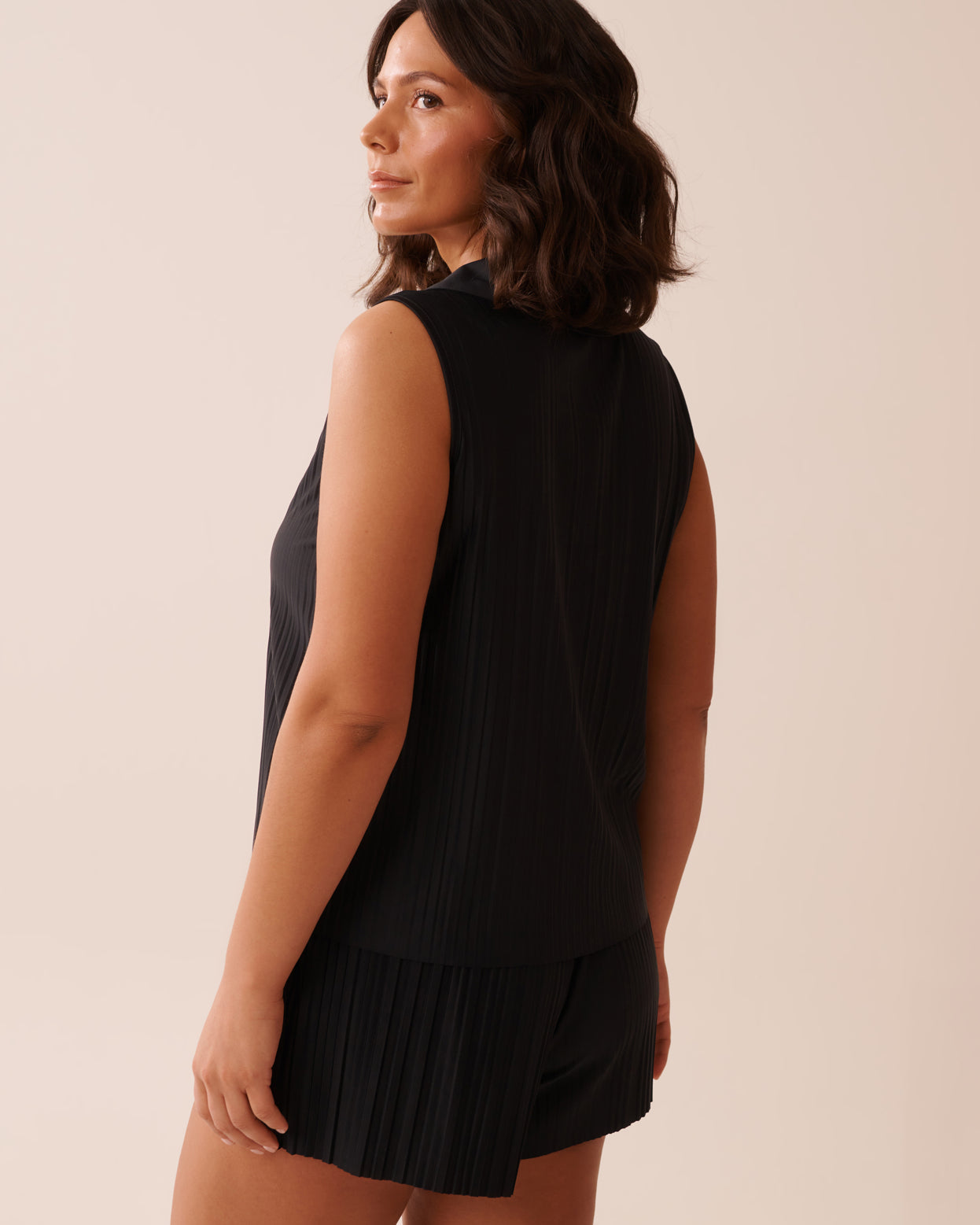 La Vie en Rose_Black Beauty_Lightweight Pleated Effect Shirt Collar Cami_50100105_00001_05