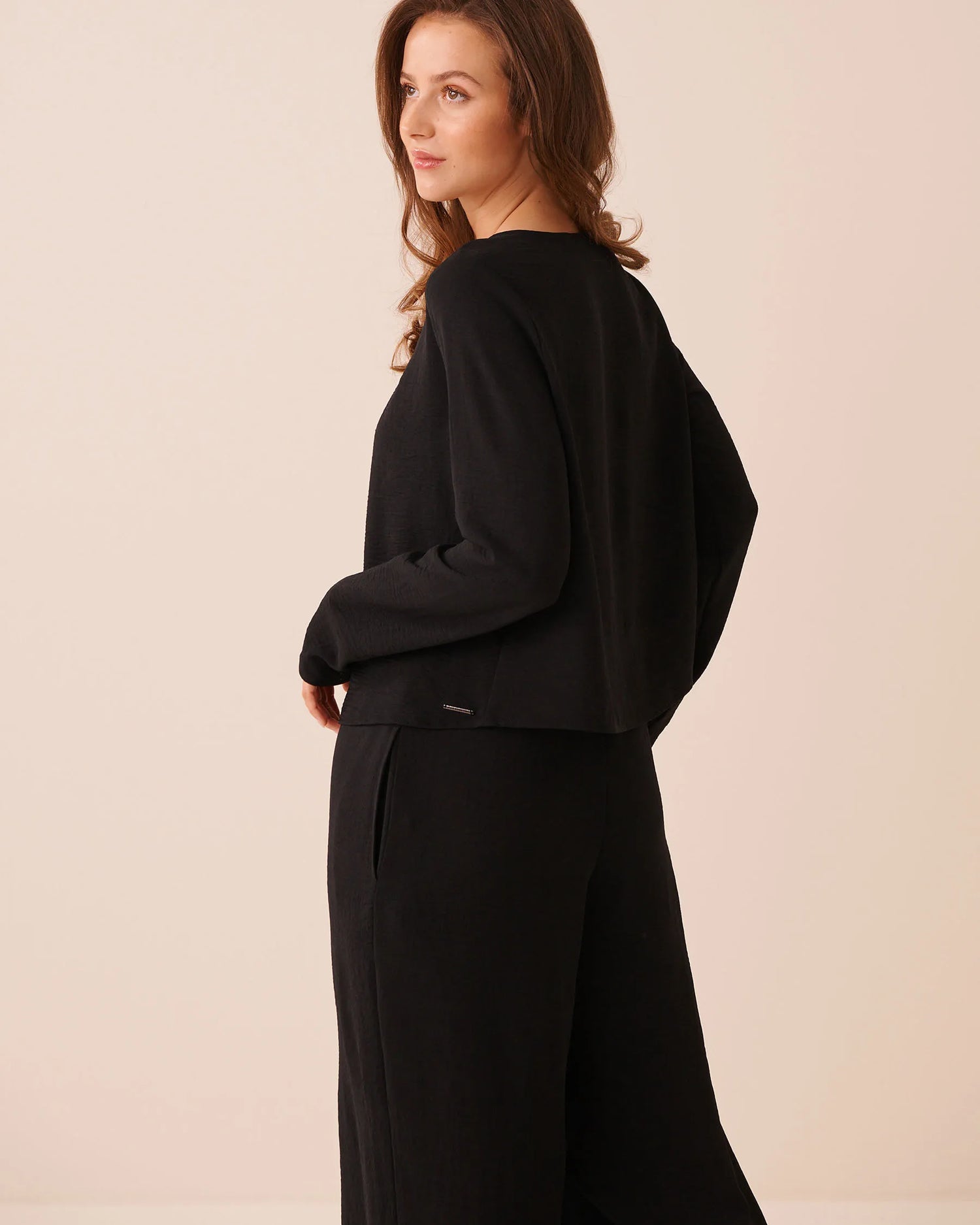 La Vie en Rose Black Beauty Women Tie-Front Crinkle Long Sleeve Top SKU: 50100133_00001 Image 02
