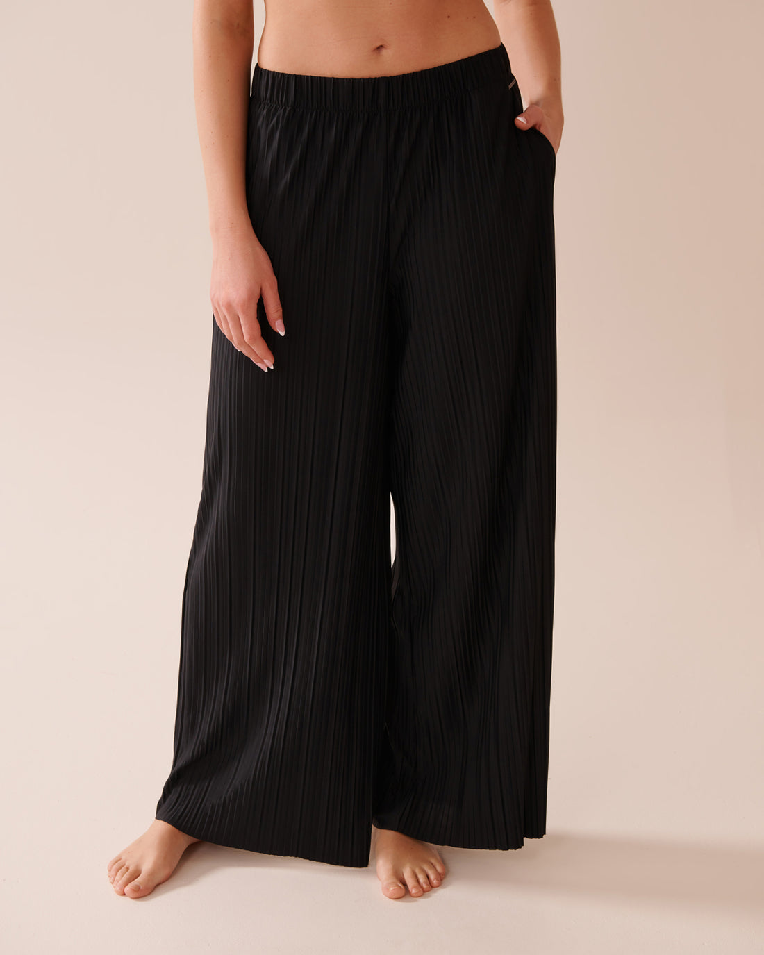 La Vie en Rose_Black Beauty_Lightweight Pleated Effect Pants_50200092_00001_01