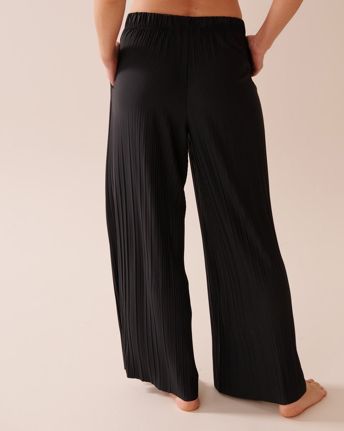 La Vie en Rose_Black Beauty_Lightweight Pleated Effect Pants_50200092_00001_02
