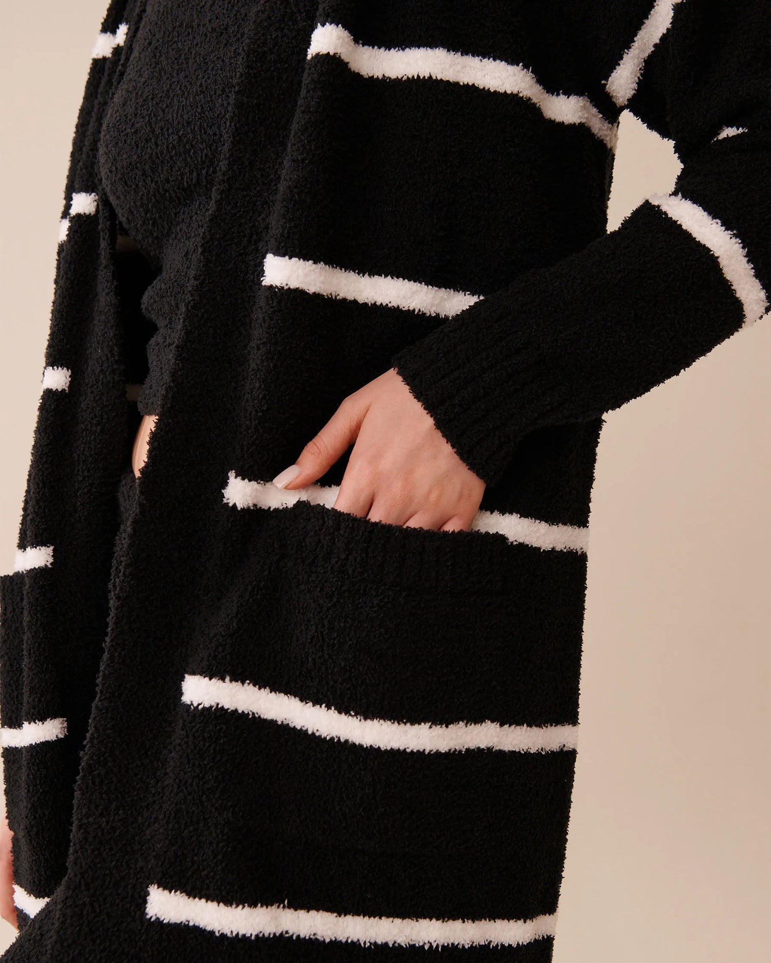 La Vie en Rose_Black &amp; Snow Stripes_Chenille Long Cardigan_50500016_P00450_03