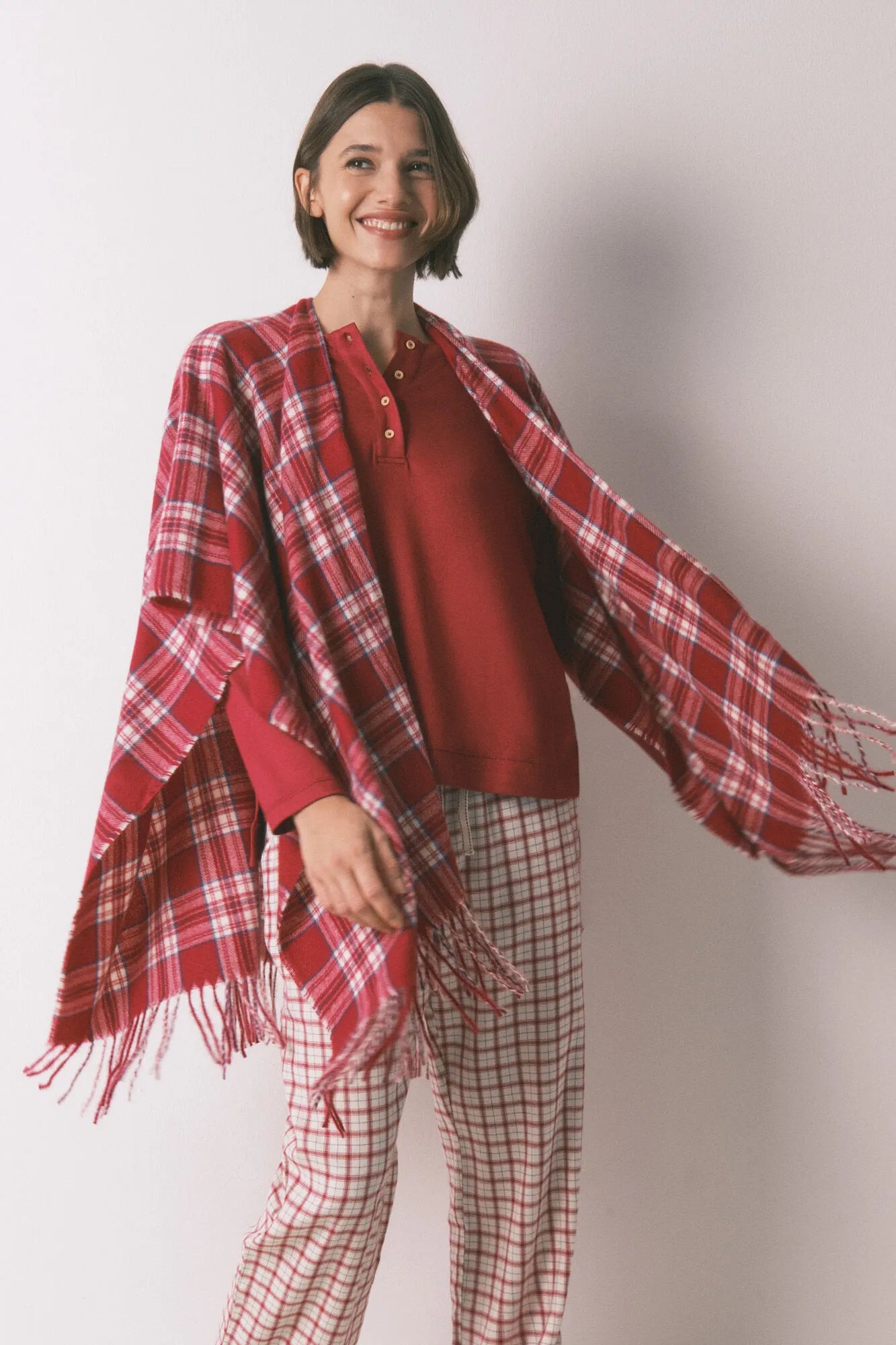Women Secret_Multicoloured_Cashmere Wool Effect Checkered Poncho_5152866_98_03