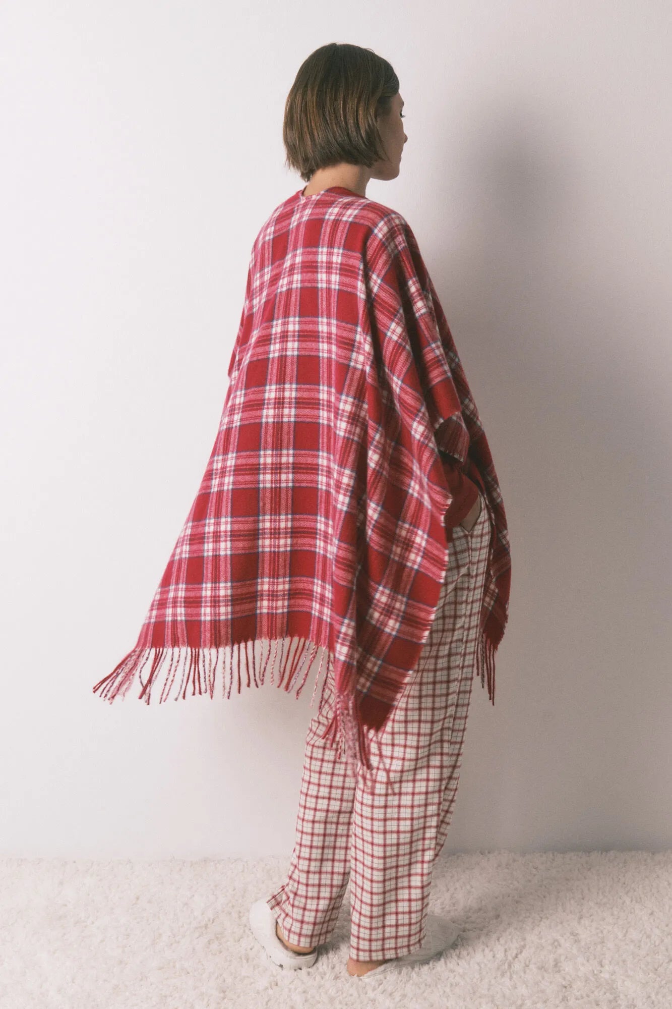 Women Secret_Multicoloured_Cashmere Wool Effect Checkered Poncho_5152866_98_05