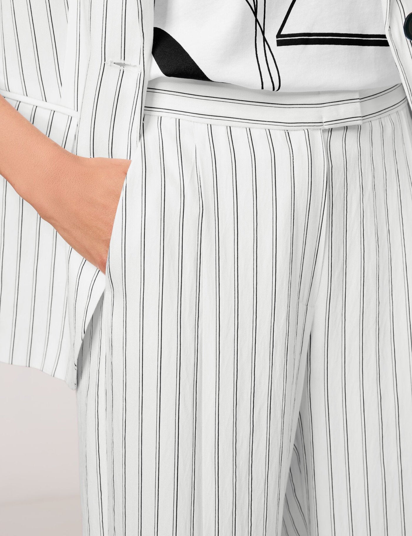 Gerry Weber_Flowing Cloth Trousers_520039-31239_9111_06
