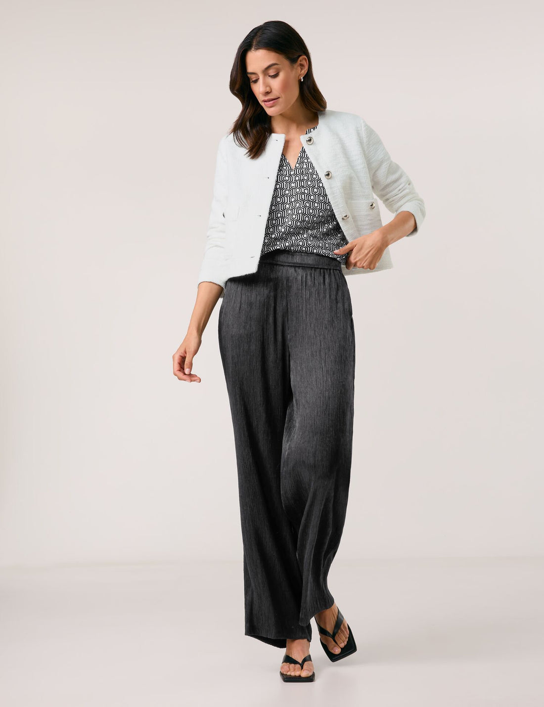 Gerry Weber_Flowing Slip-On Trousers with a Crinkle Effect_520045-31243_11000_01