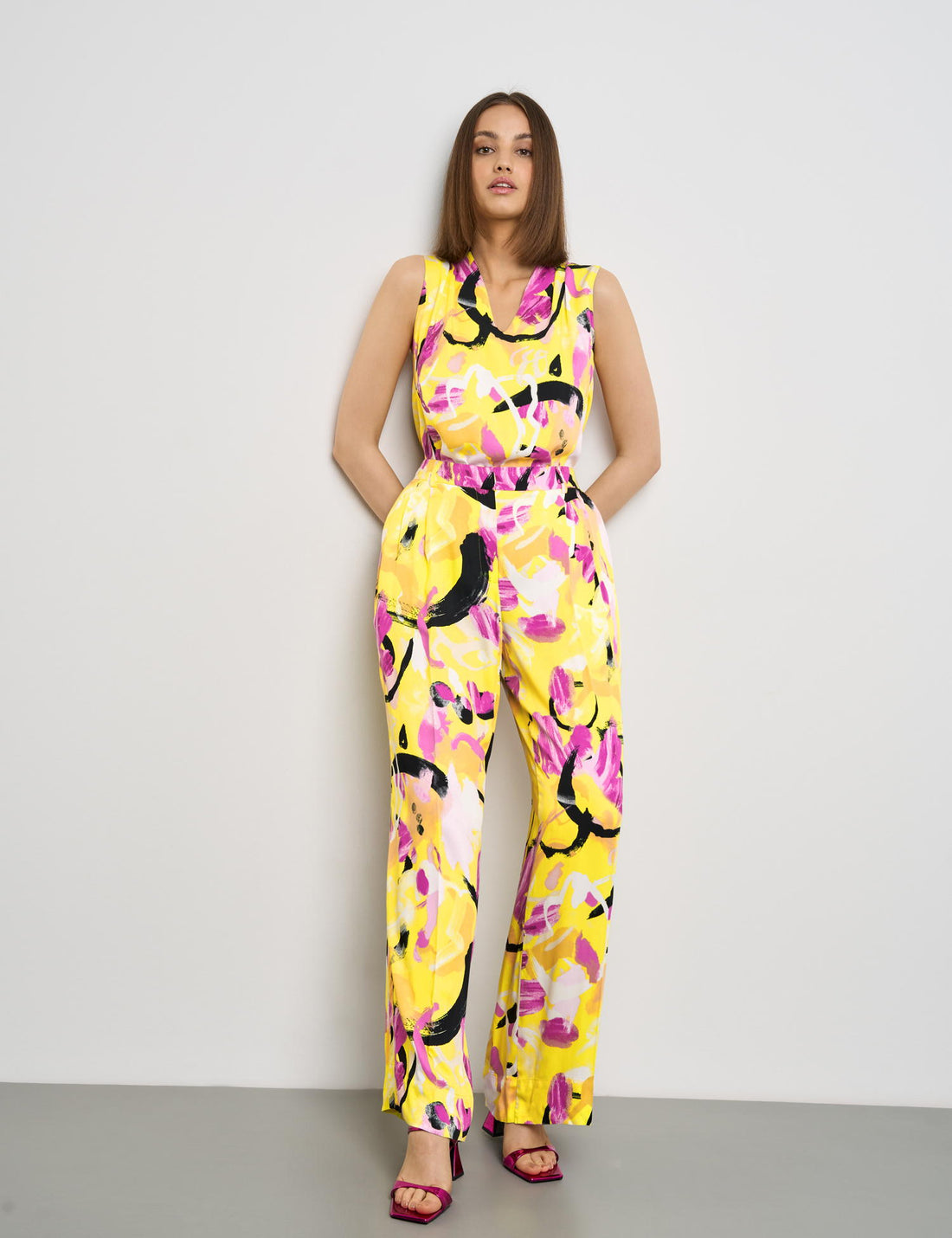 Flowing Palazzo Trousers With A Floral Print_520308-11019_4142_01
