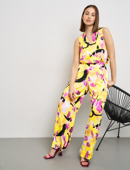 Flowing Palazzo Trousers With A Floral Print_520308-11019_4142_05