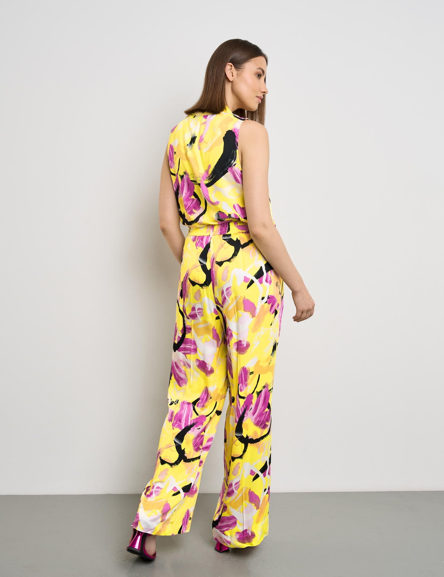 Flowing Palazzo Trousers With A Floral Print_520308-11019_4142_06