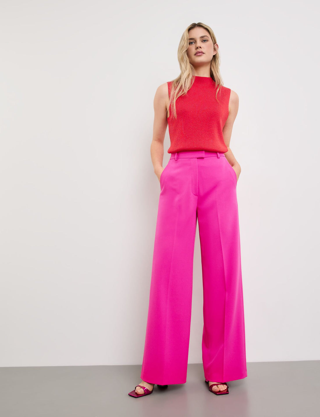 Elegant Trousers With A Wide Leg_520334-11081_3350_03