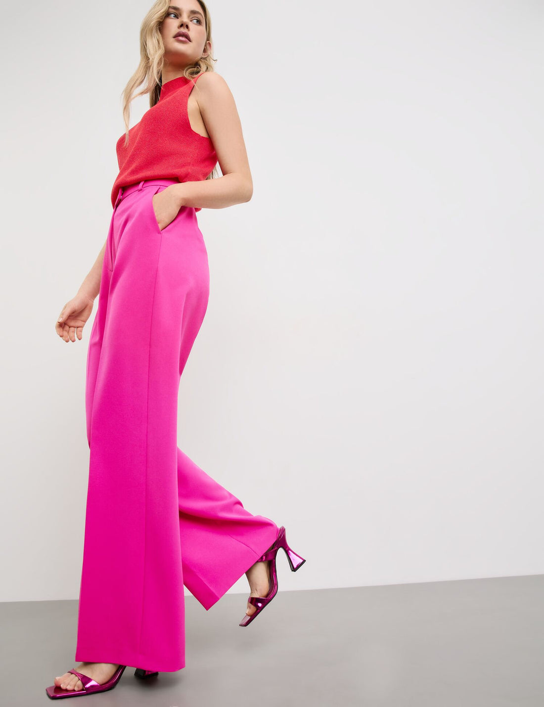 Elegant Trousers With A Wide Leg_520334-11081_3350_05