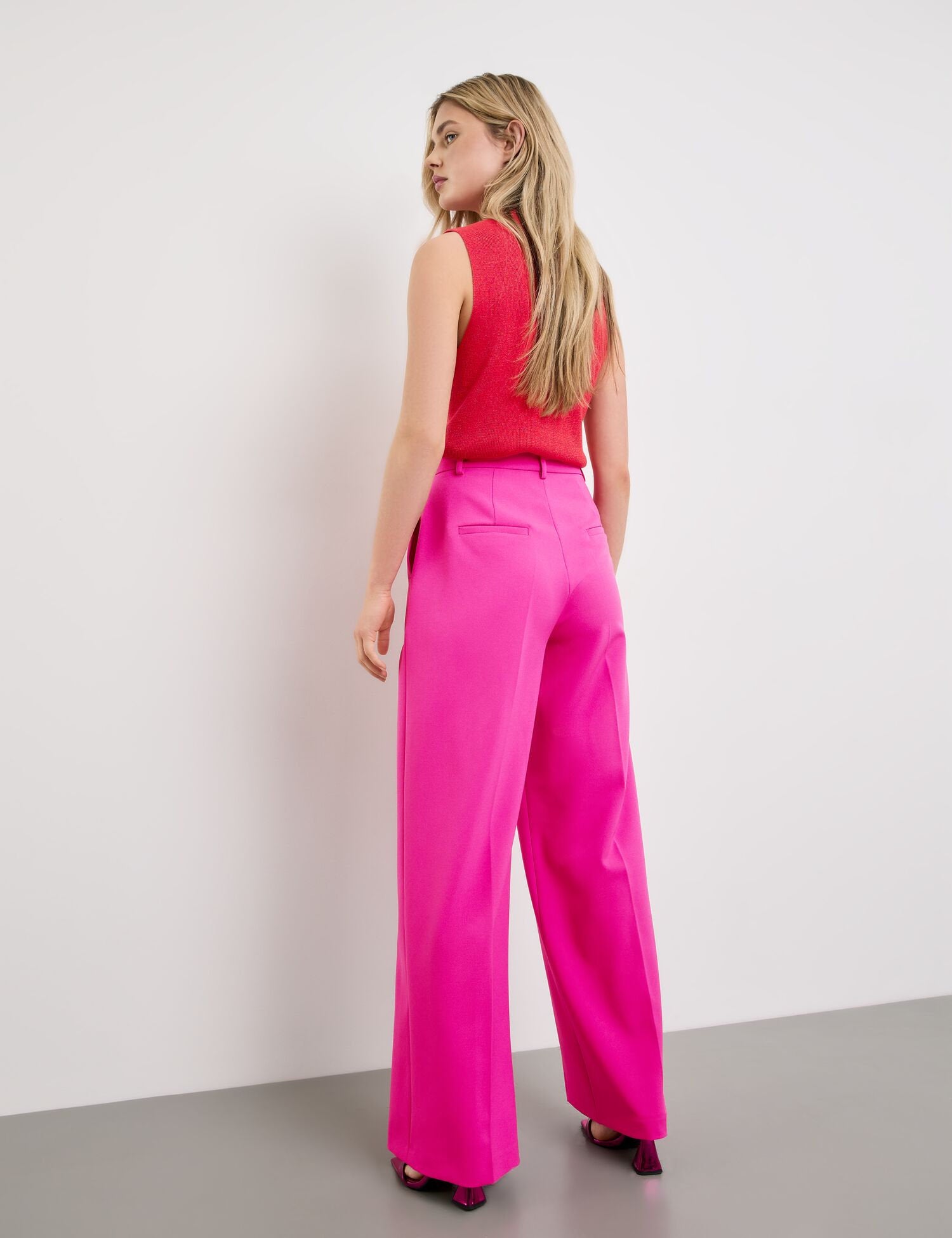 Elegant Trousers With A Wide Leg_520334-11081_3350_06