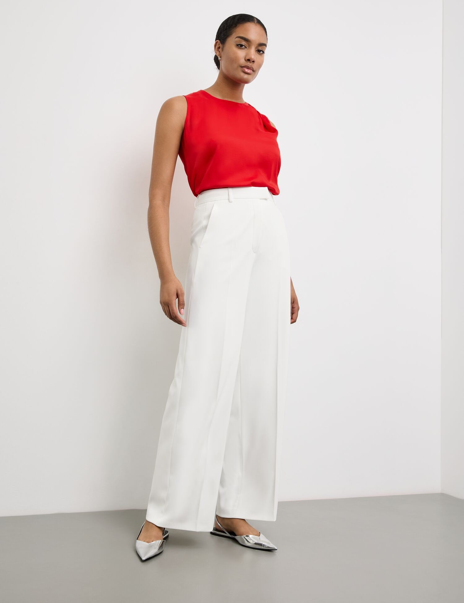 Elegant Trousers With A Wide Leg_520334-11081_9600_03