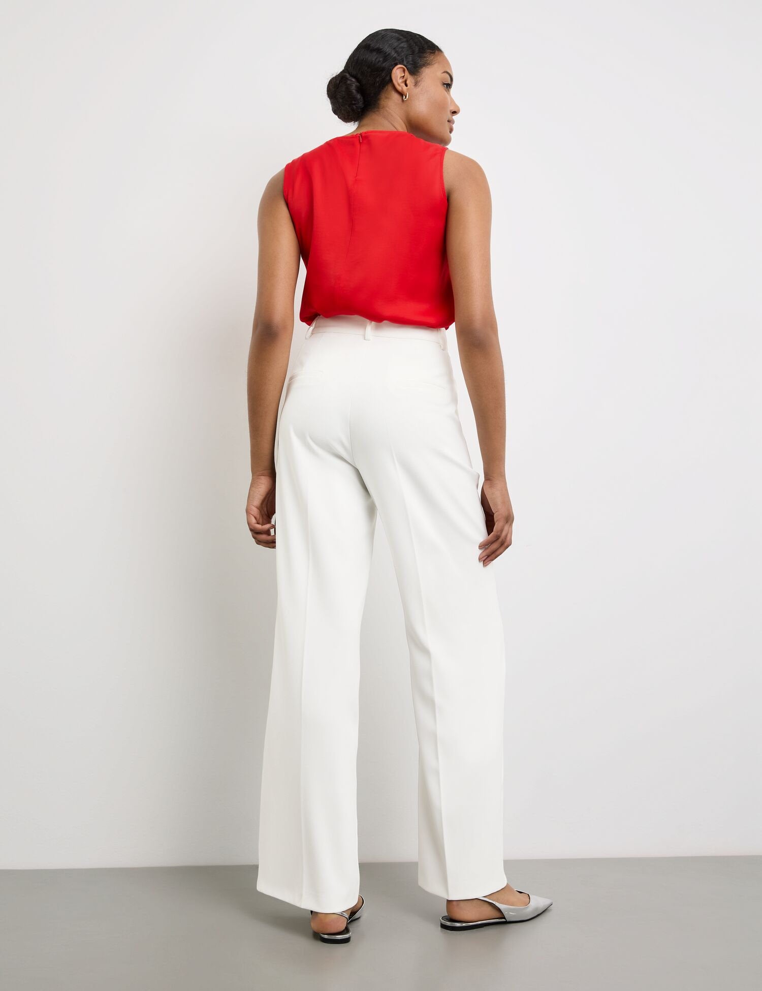 Elegant Trousers With A Wide Leg_520334-11081_9600_06