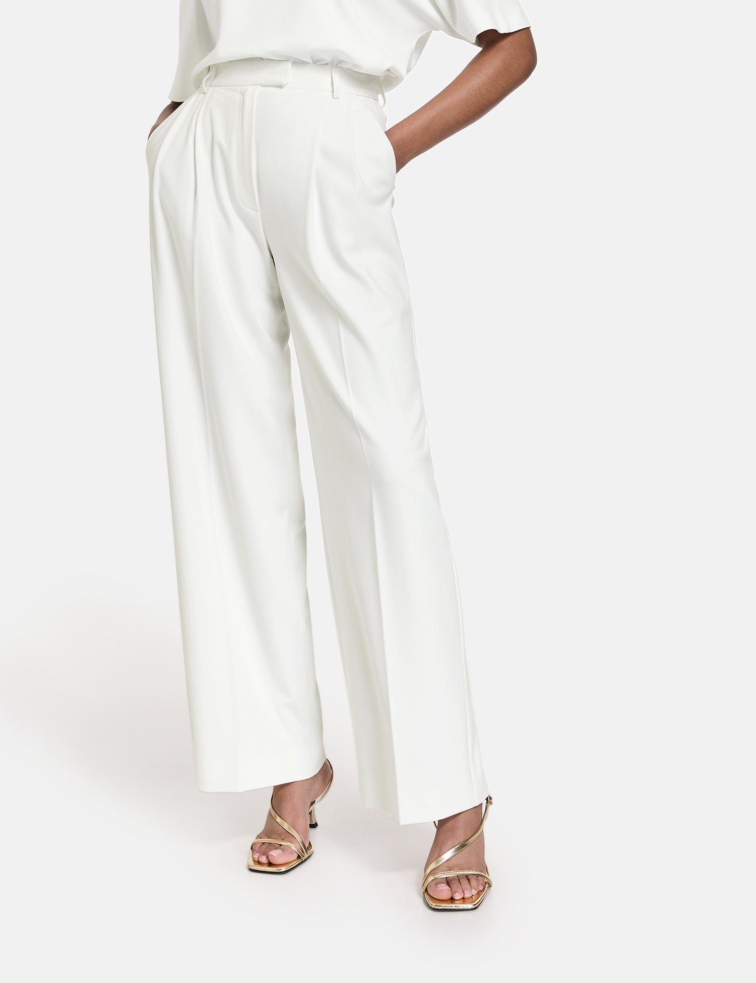 Flowing Trousers With A Wide Leg_520351-11089_9700_04