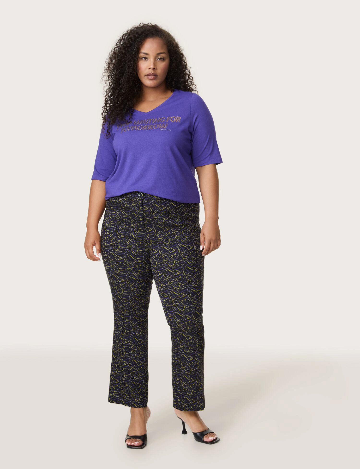 Betty Patterned 7/8-Length Trousers With A Kick Flare_520503-21103_1102_01