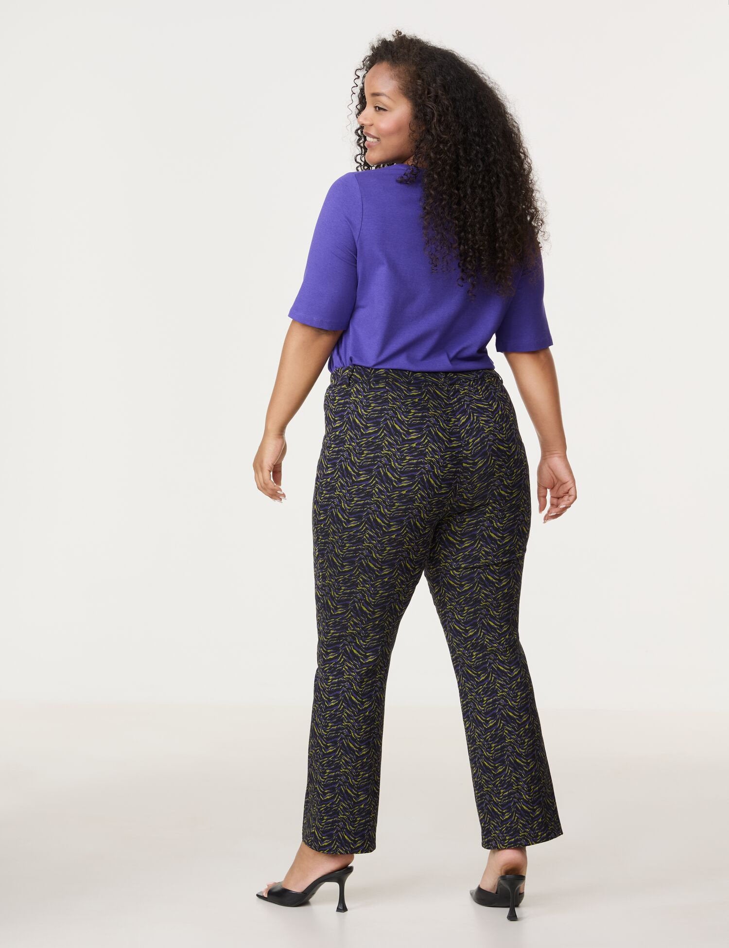 Betty Patterned 7/8-Length Trousers With A Kick Flare_520503-21103_1102_06