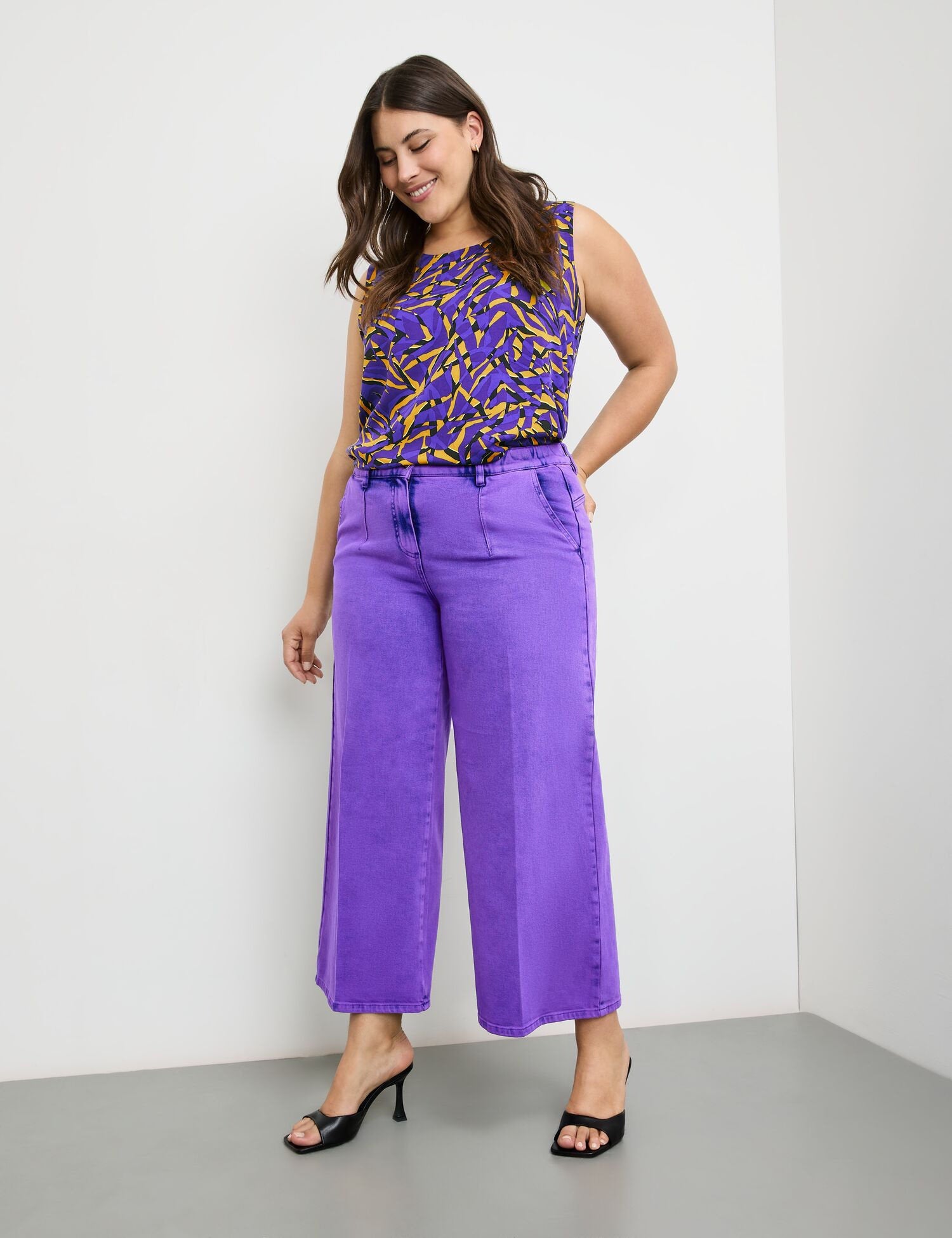 Lotta 7/8-Length Jeans With A Wide Leg_520504-21102_3481_01